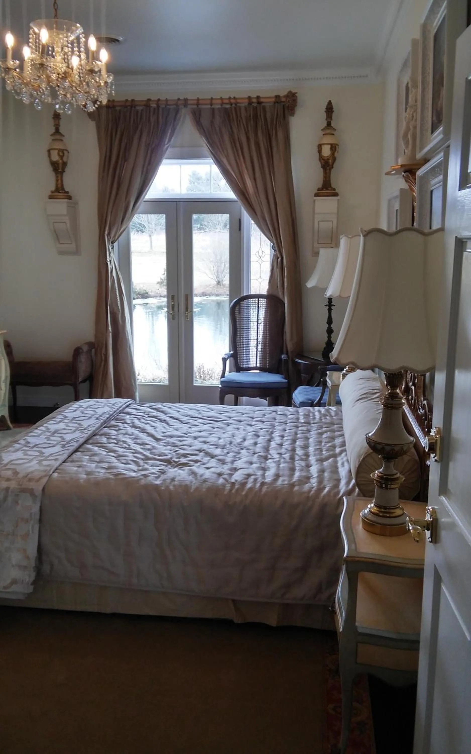 Bed in Inntiquity, A Country Inn