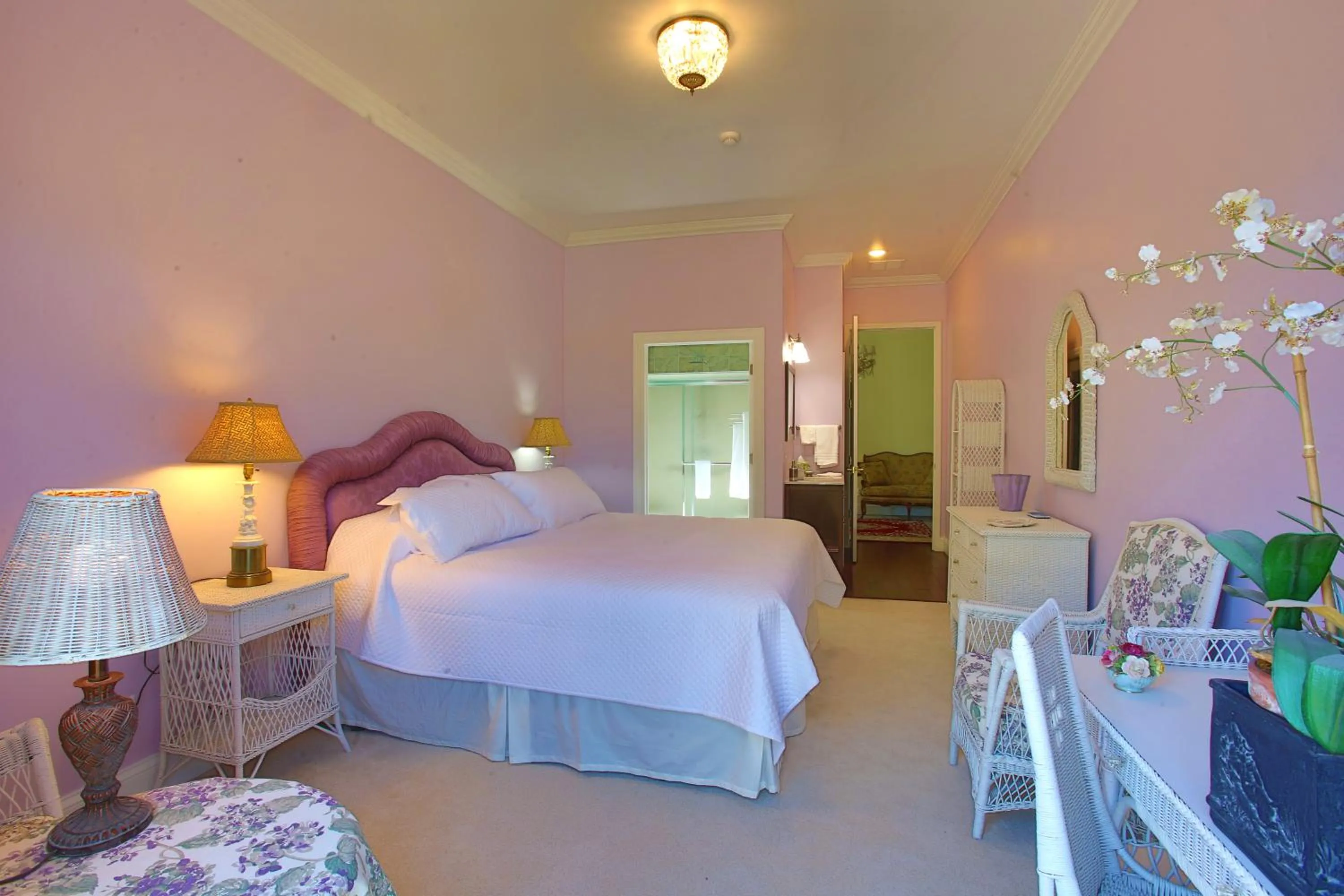 Photo of the whole room, Bed in Inntiquity, A Country Inn