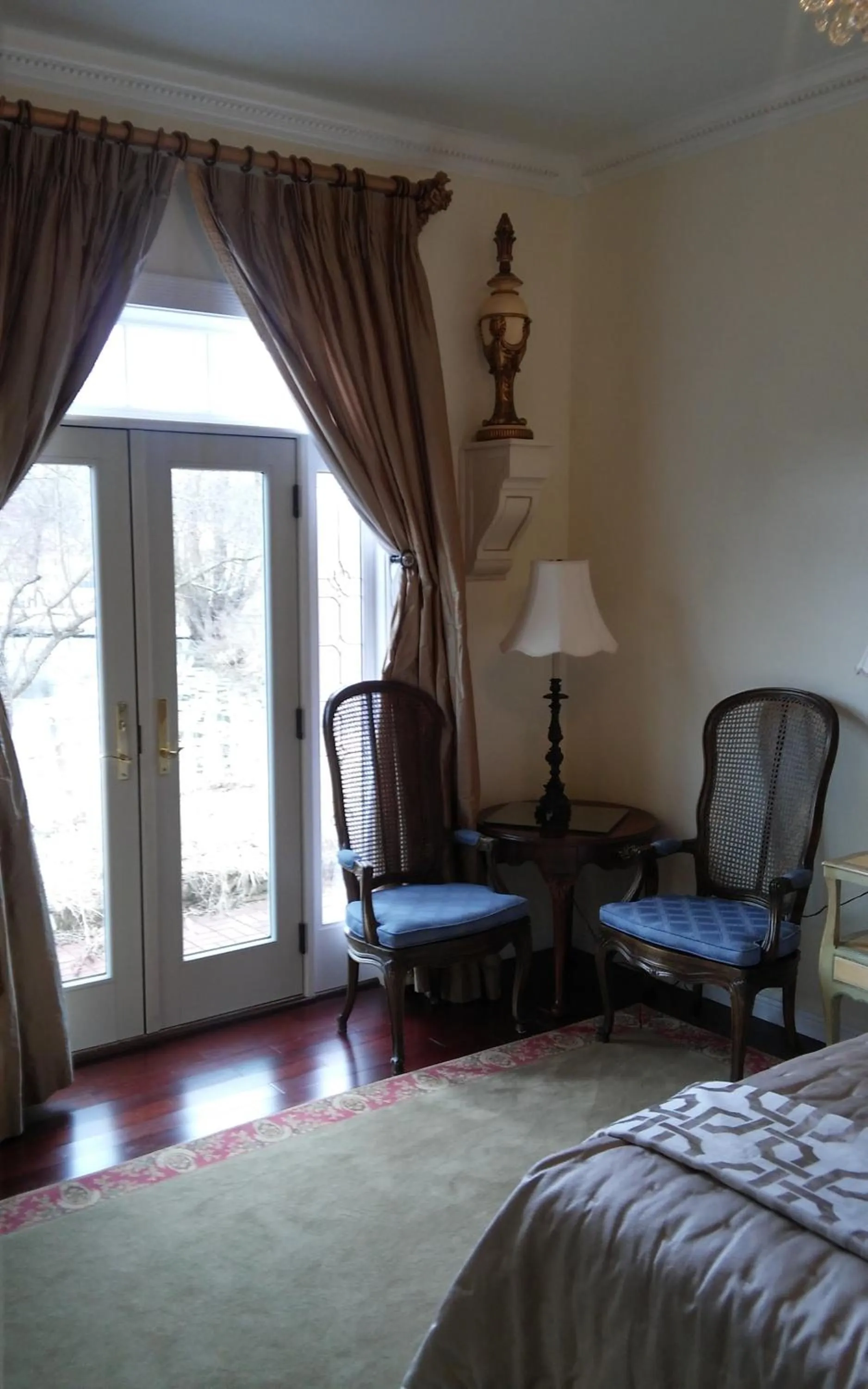 Seating area, Bed in Inntiquity, A Country Inn