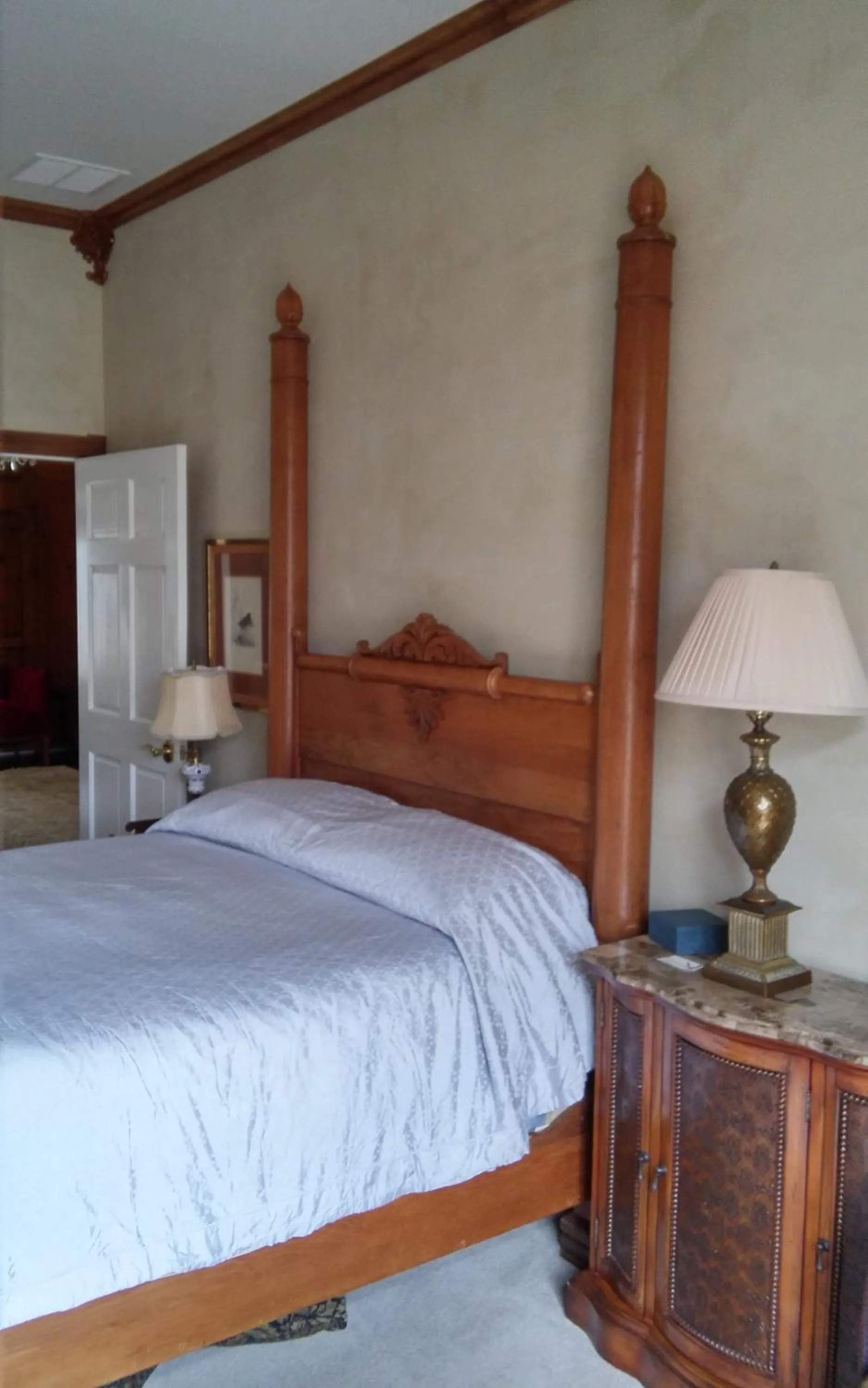 Bed in Inntiquity, A Country Inn