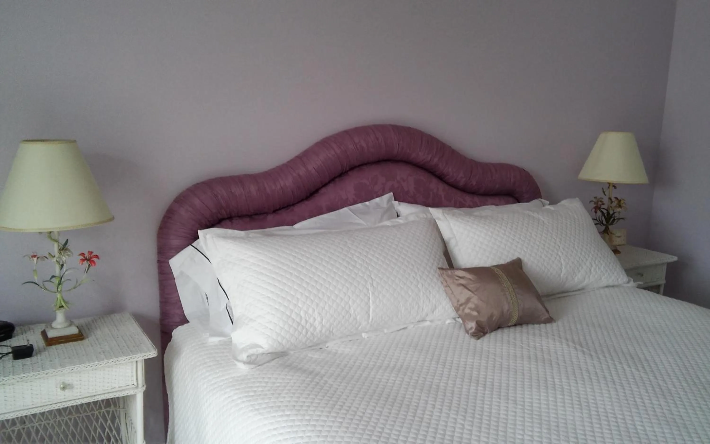 Bed in Inntiquity, A Country Inn