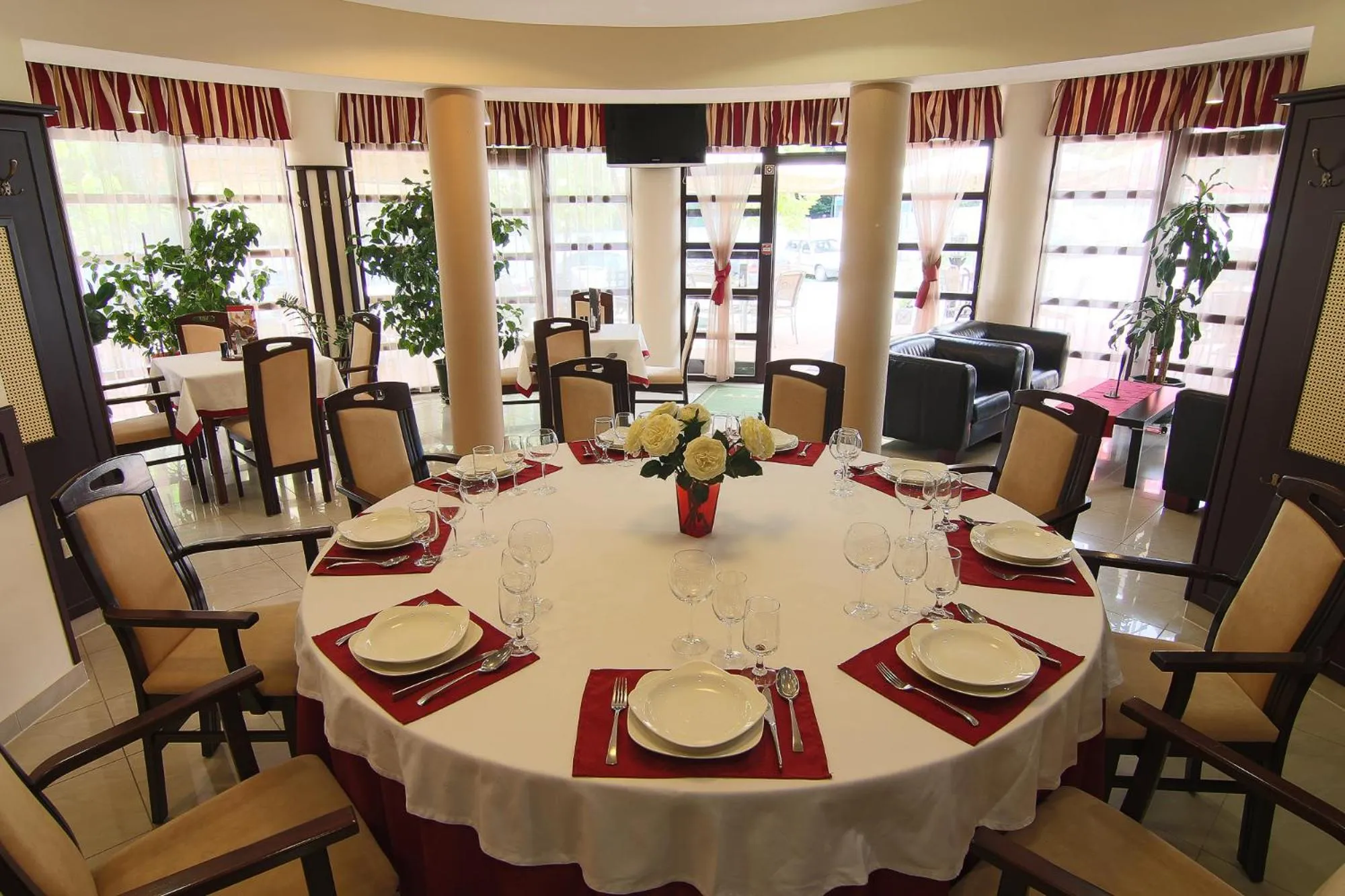 Restaurant/places to eat in Hotel Kitty