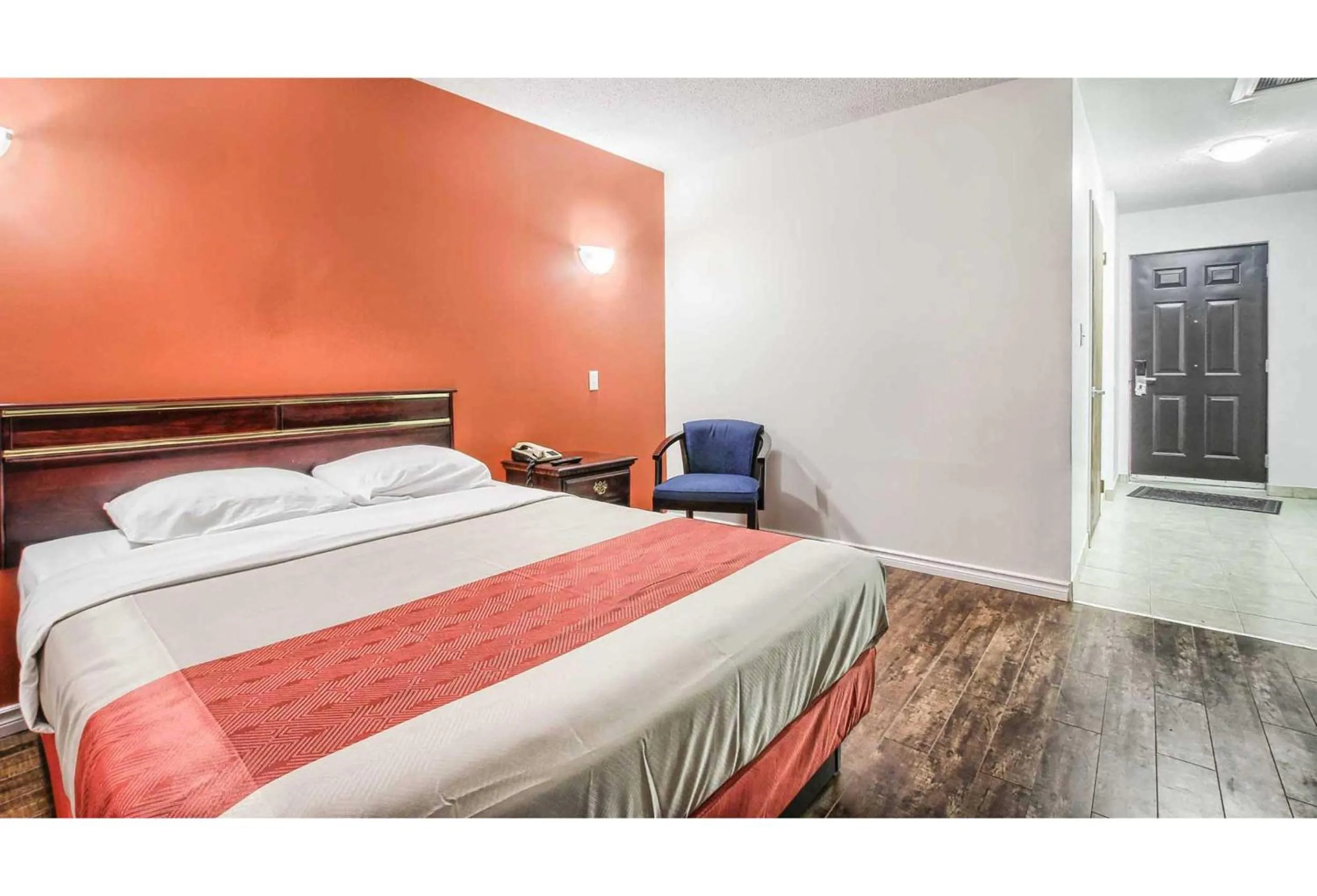 Bedroom, Bed in Motel 6-Windsor, ON