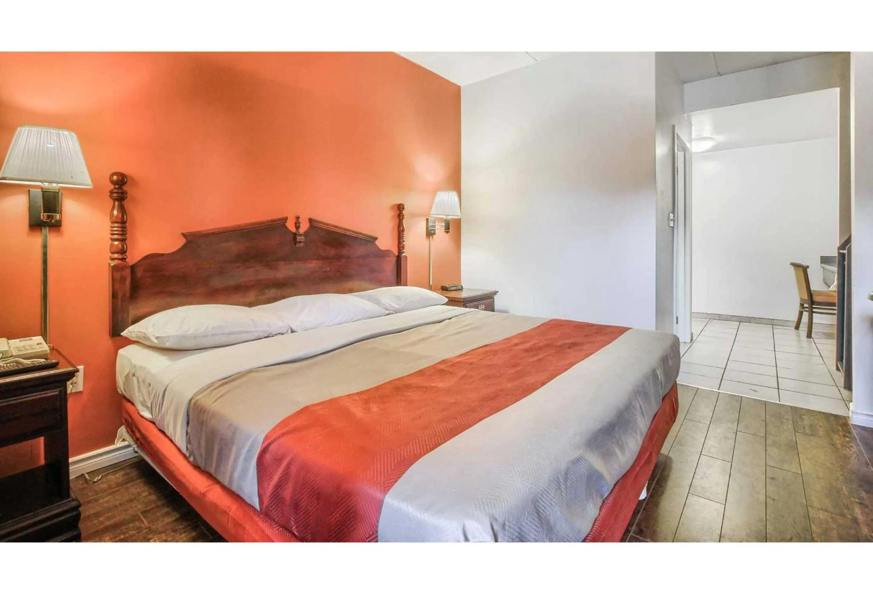 Bedroom, Bed in Motel 6-Windsor, ON