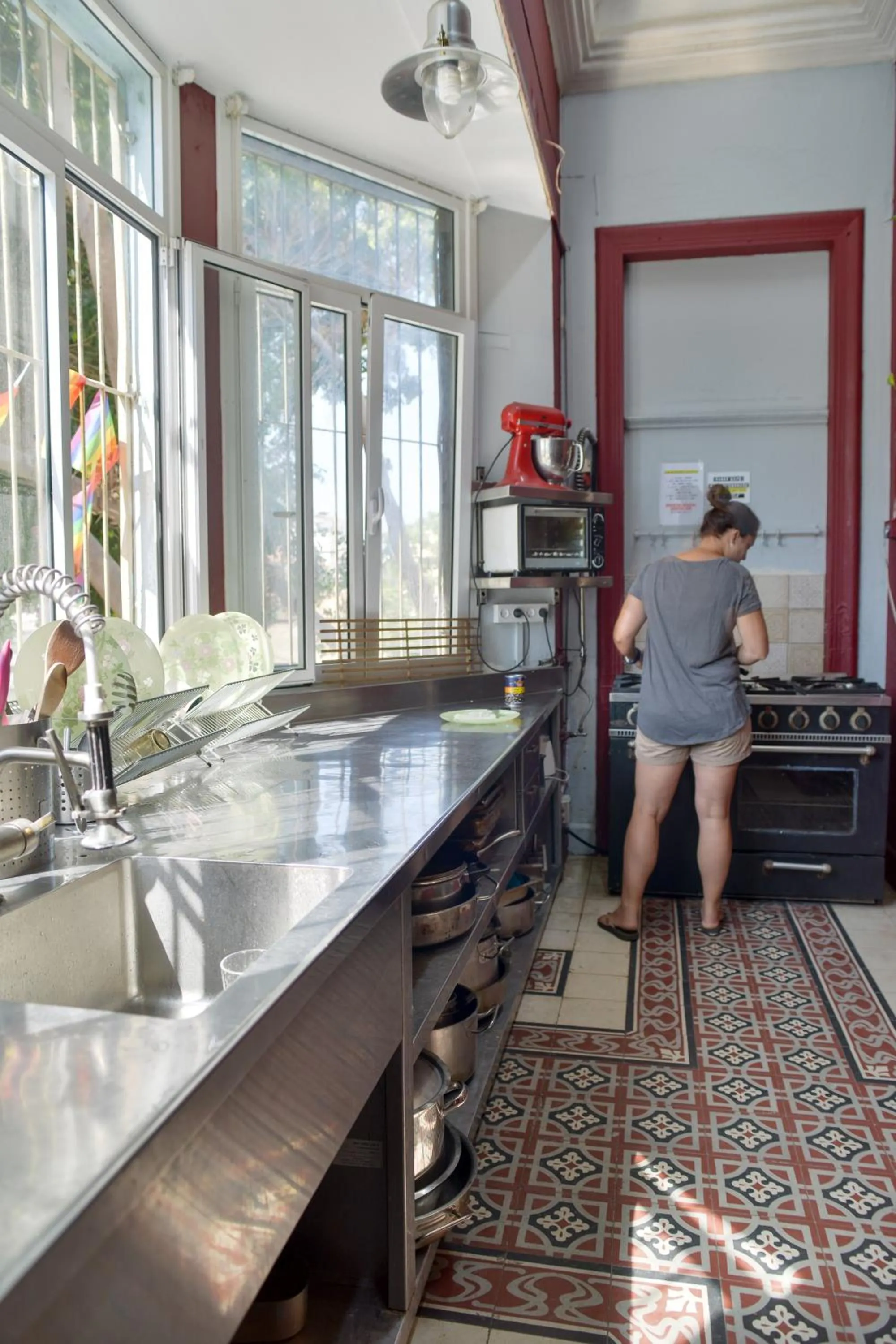 Roger's Hostel & Caravans Age 18-45