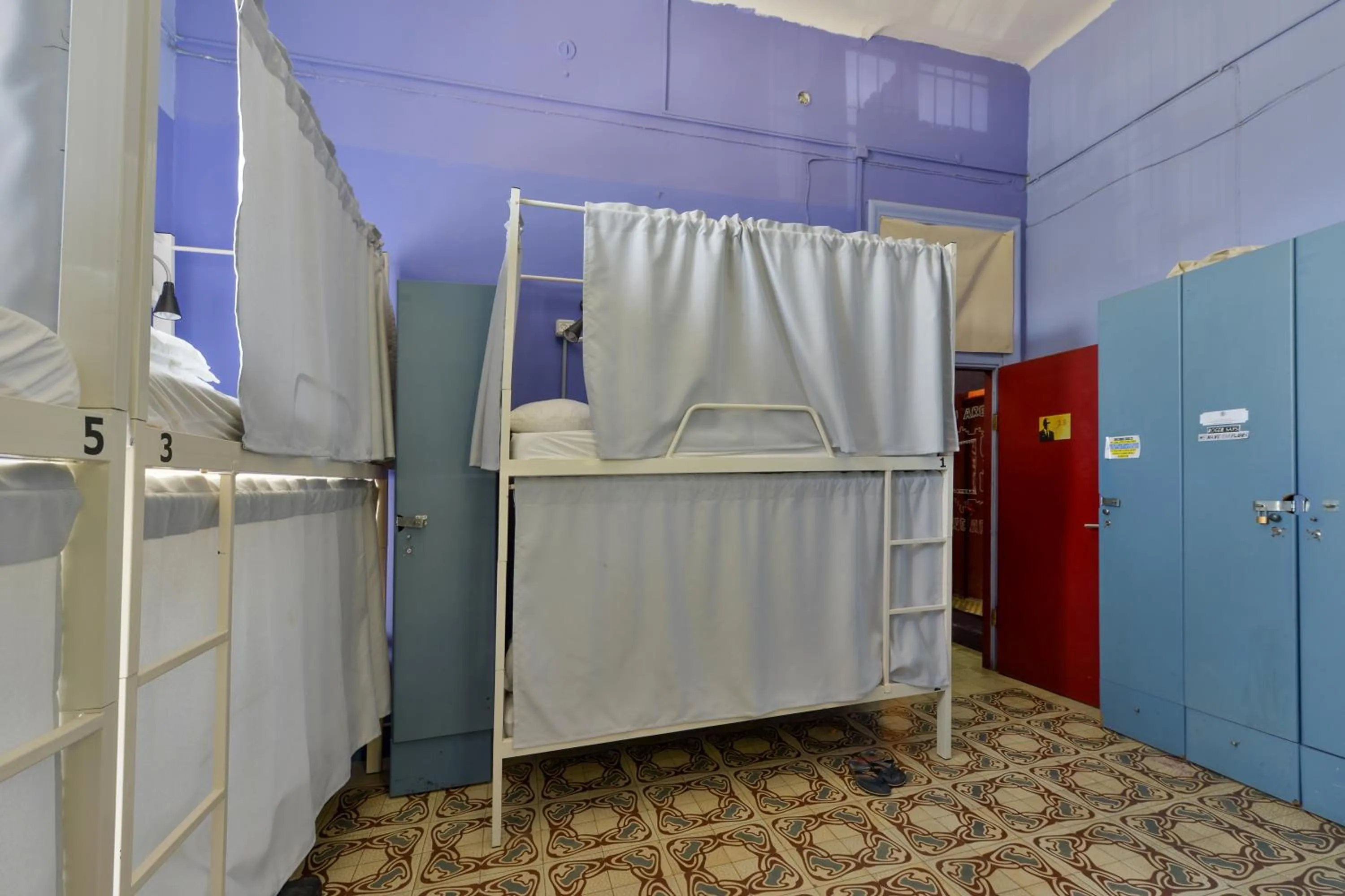 Roger's Hostel & Caravans Age 18-45