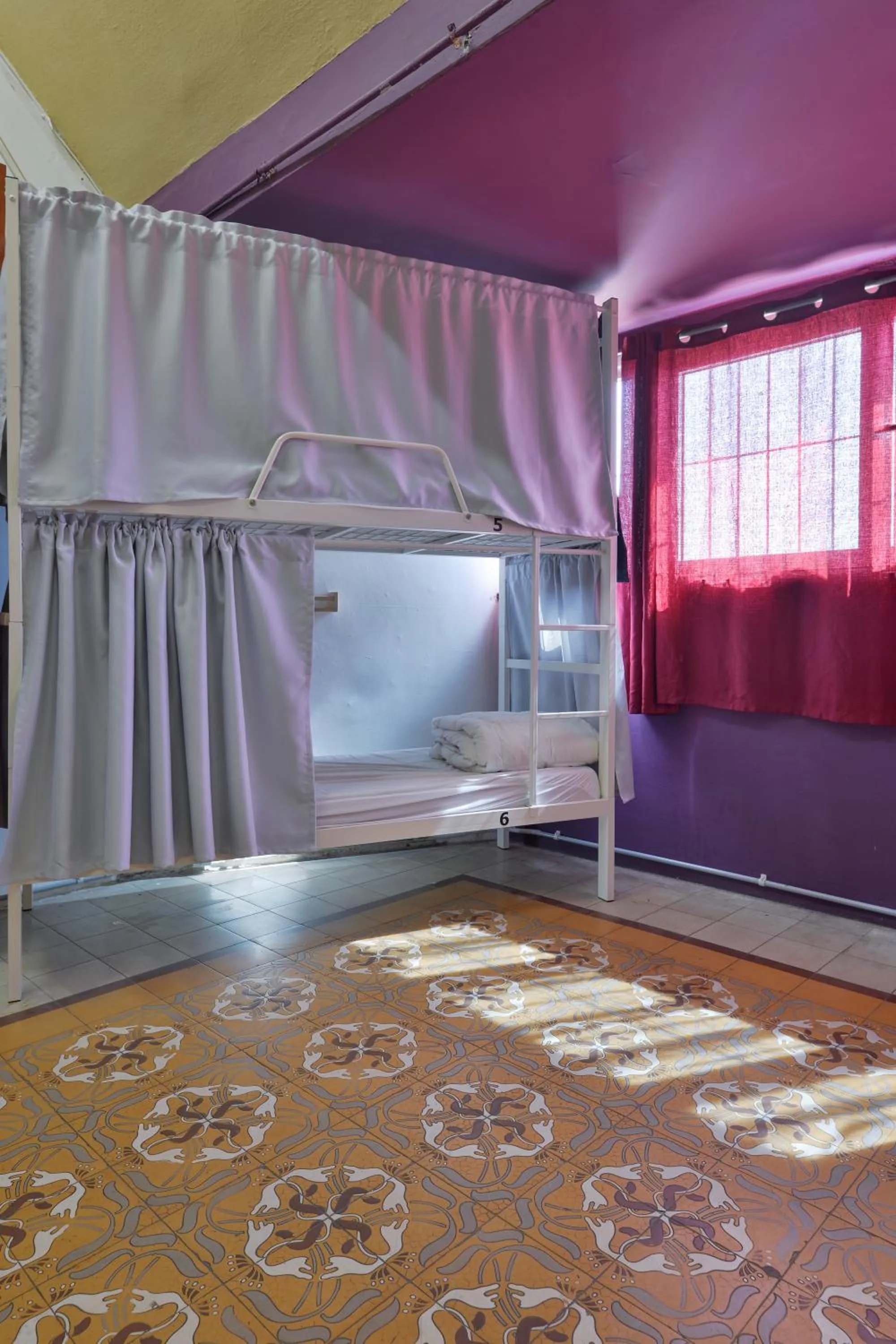 Roger's Hostel & Caravans Age 18-45