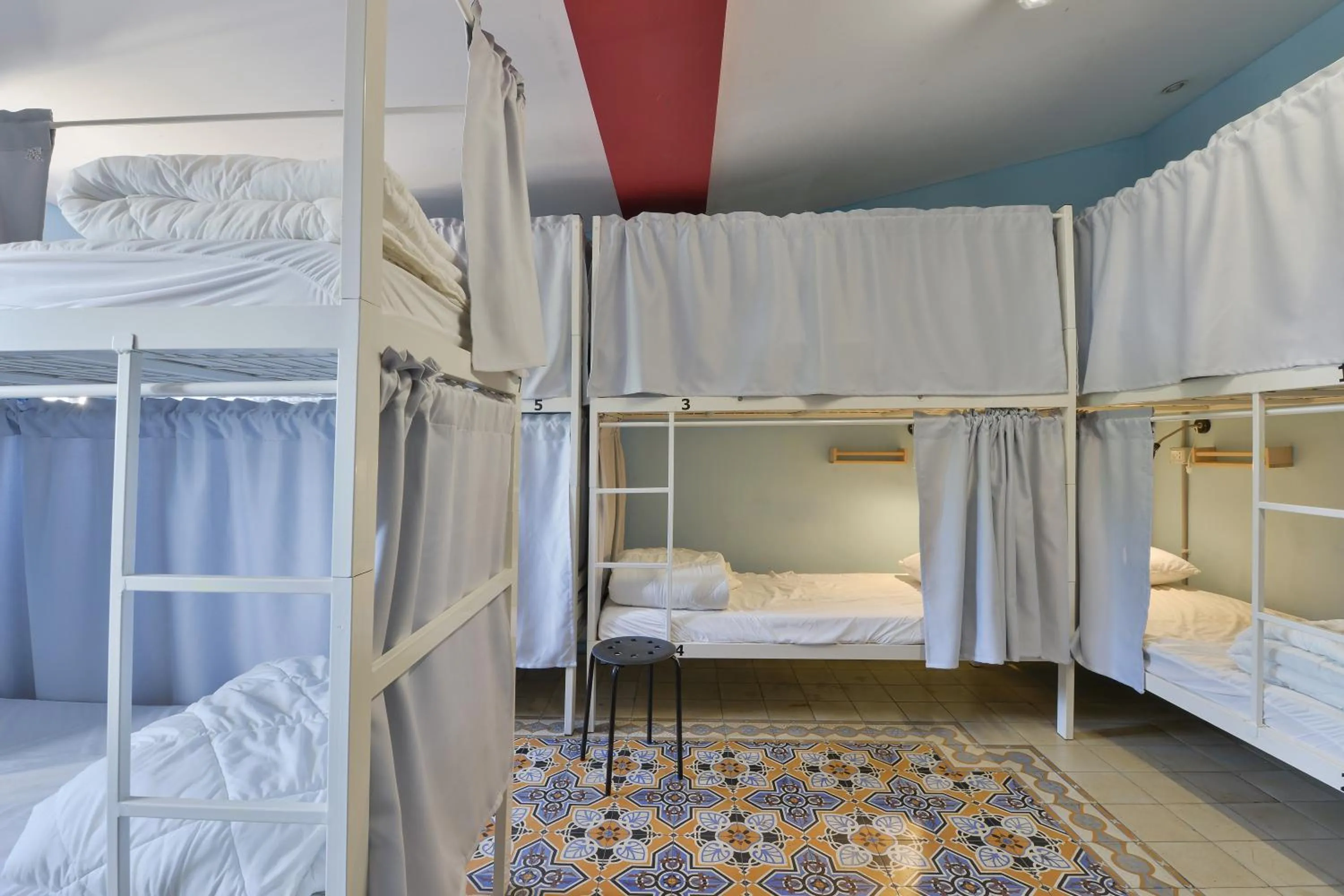 Bed in Roger's Hostel & Caravans Age 18-45