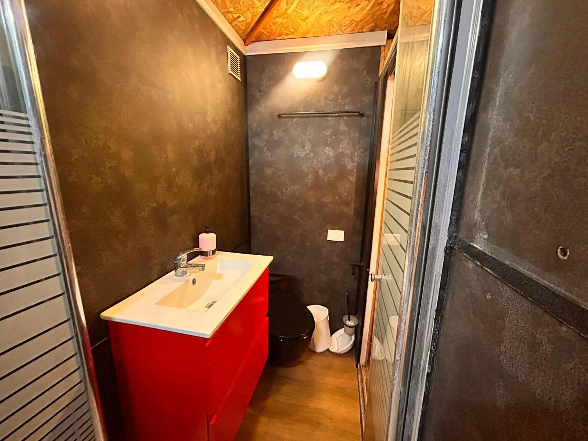 Roger's Hostel & Caravans Age 18-45