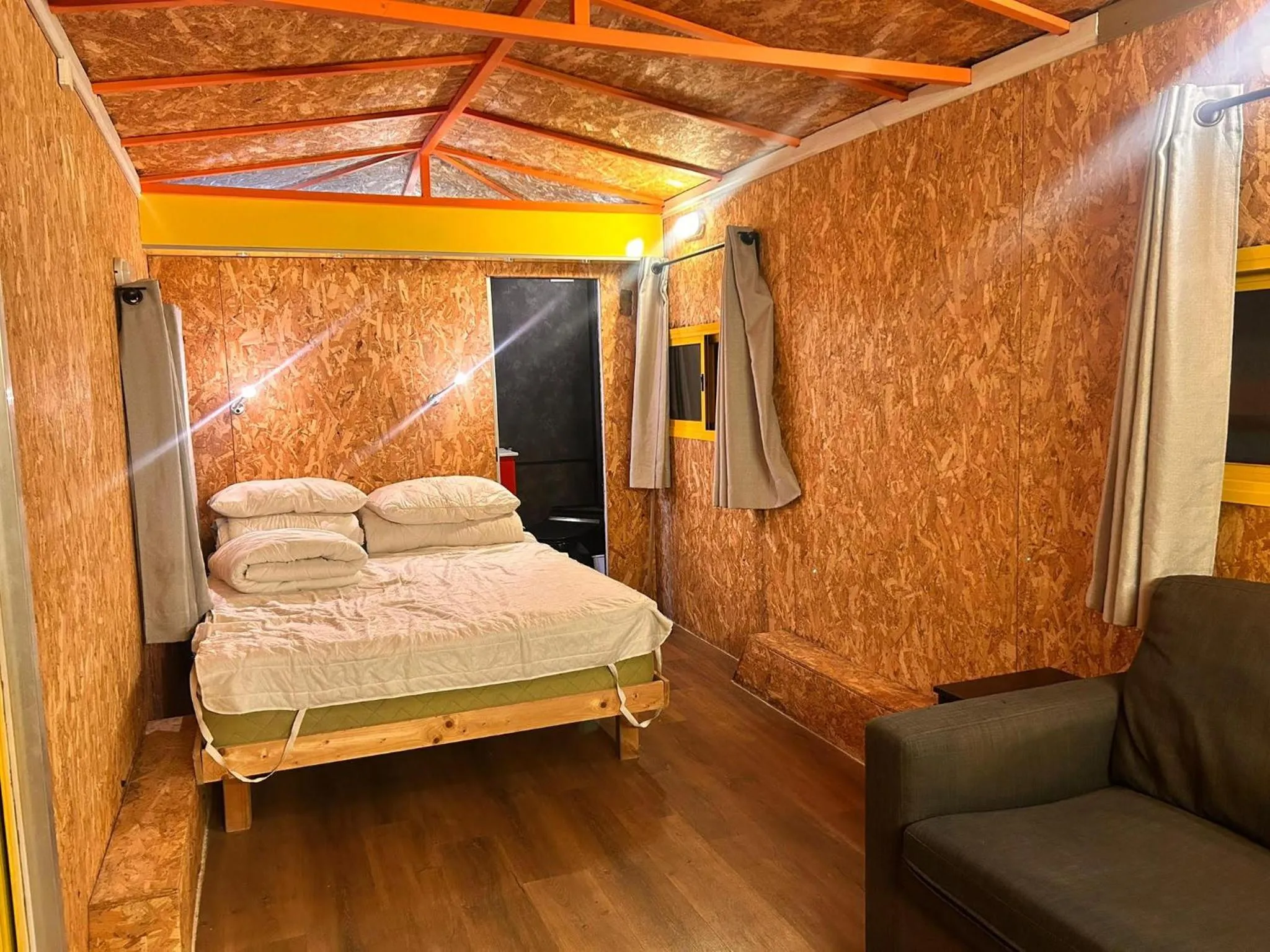 Bed in Roger's Hostel & Caravans Age 18-45