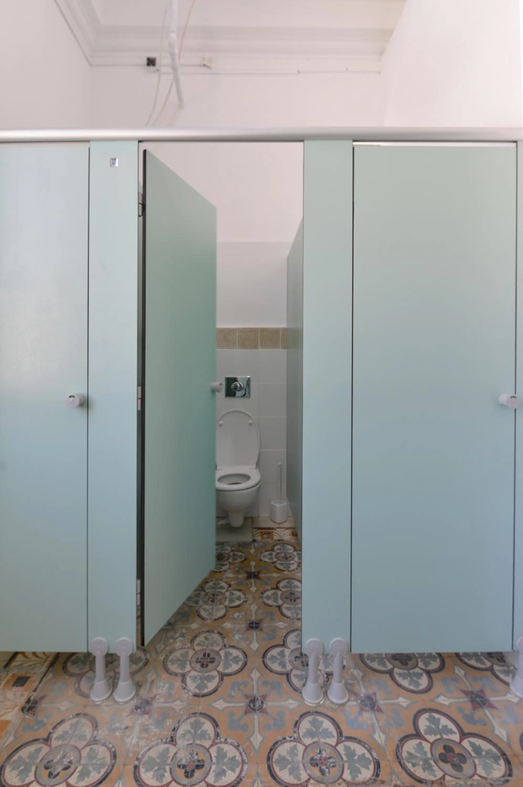 Toilet in Roger's Hostel & Caravans Age 18-45