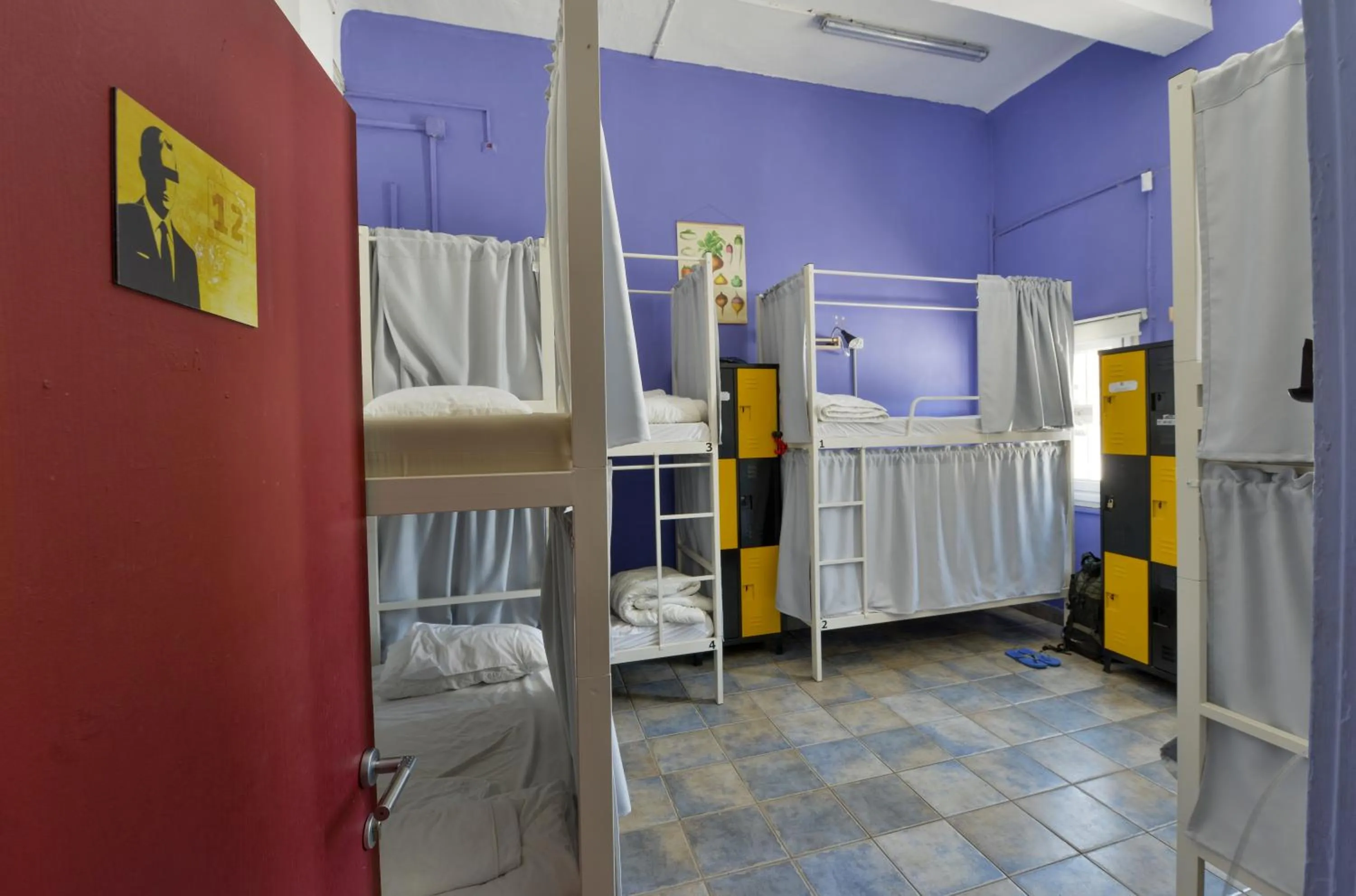 Bed in Roger's Hostel & Caravans Age 18-45