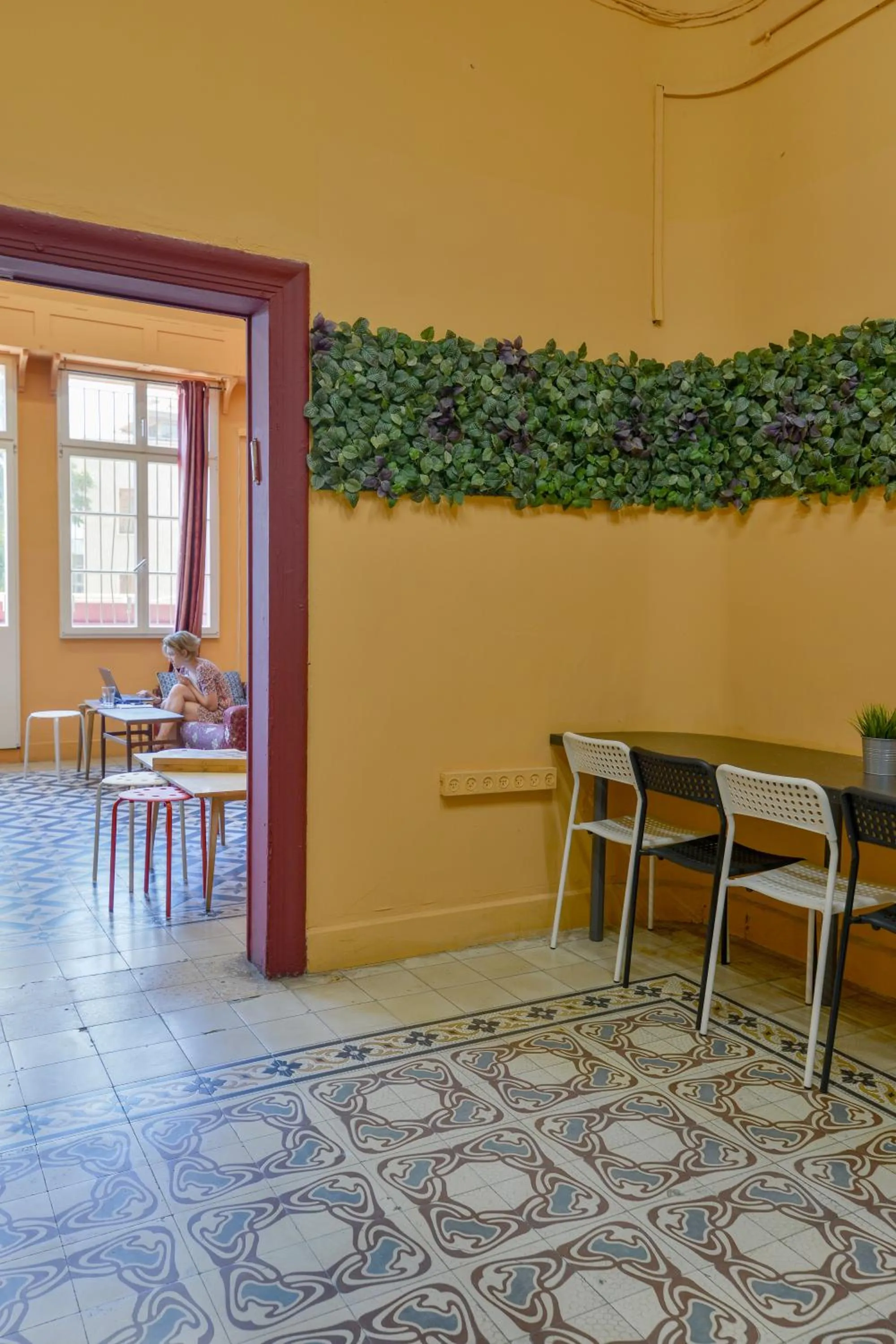 Roger's Hostel & Caravans Age 18-45