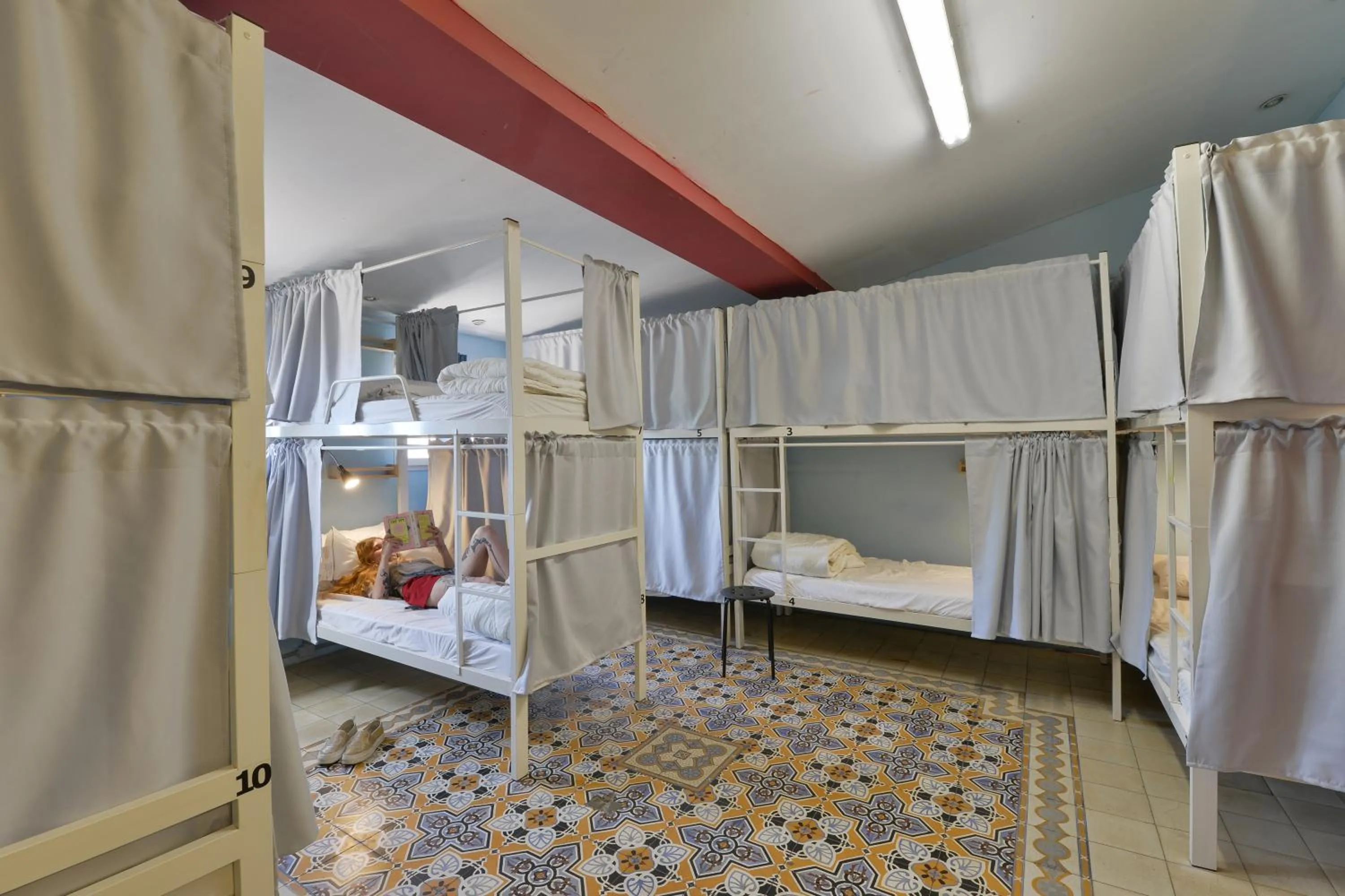 Bed in Roger's Hostel & Caravans Age 18-45