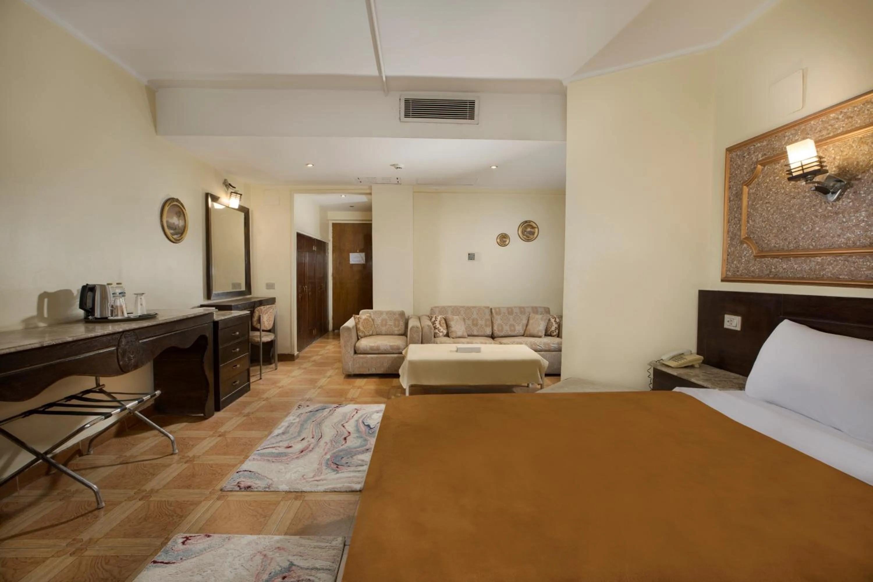 Photo of the whole room, Bed in Kanzy Hotel Cairo