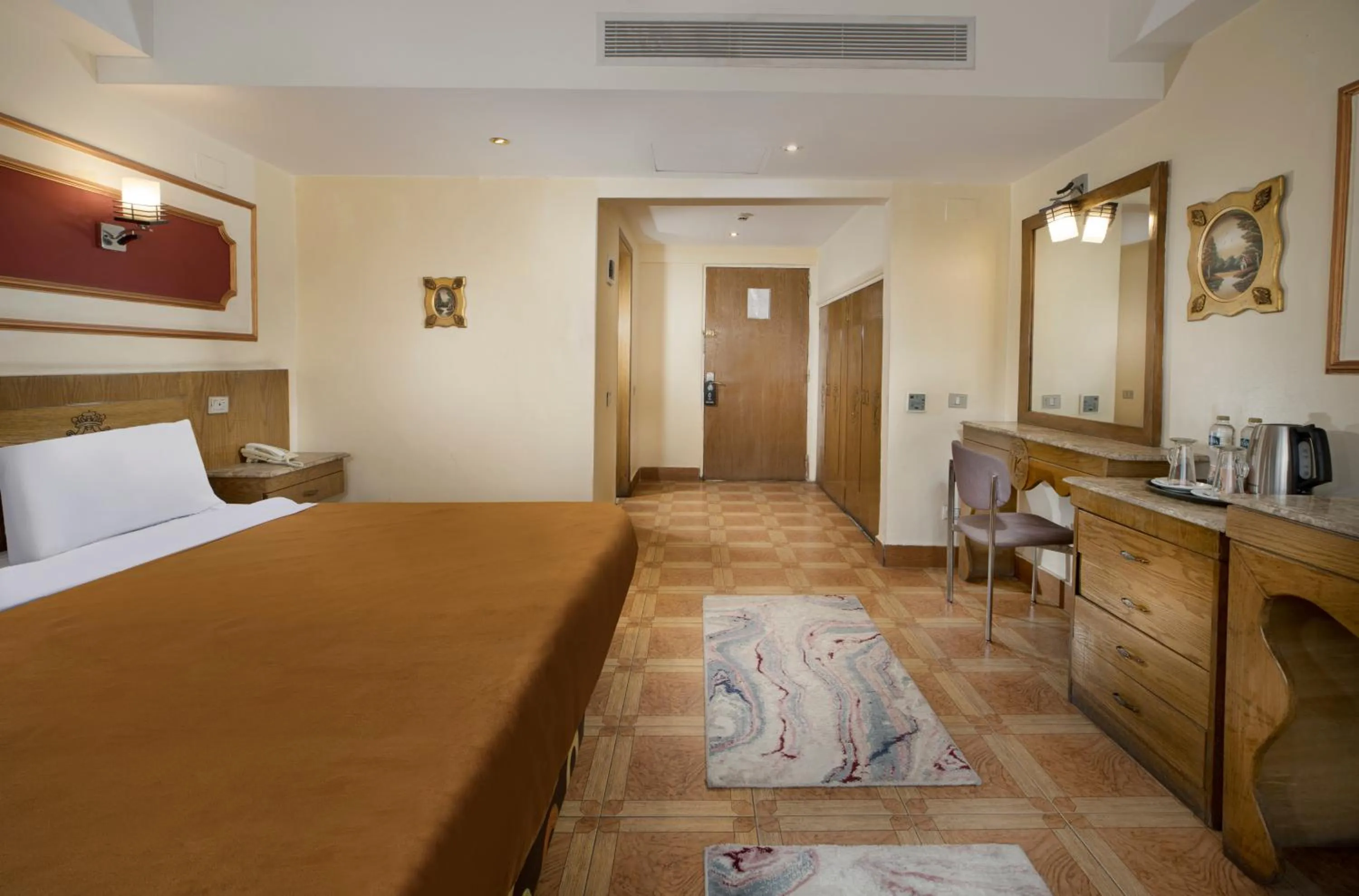 Photo of the whole room, Bed in Kanzy Hotel Cairo