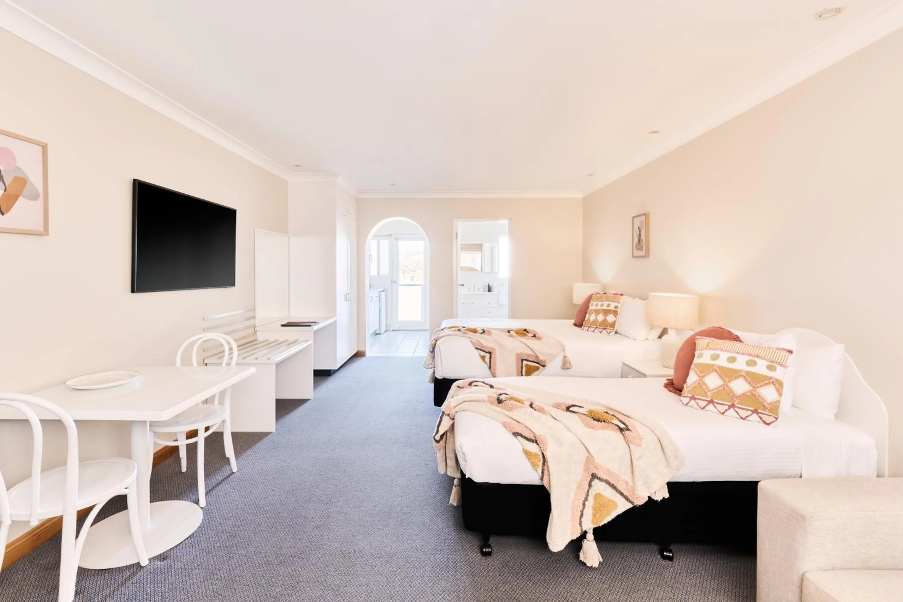 Living room, Bed in Harbourview House