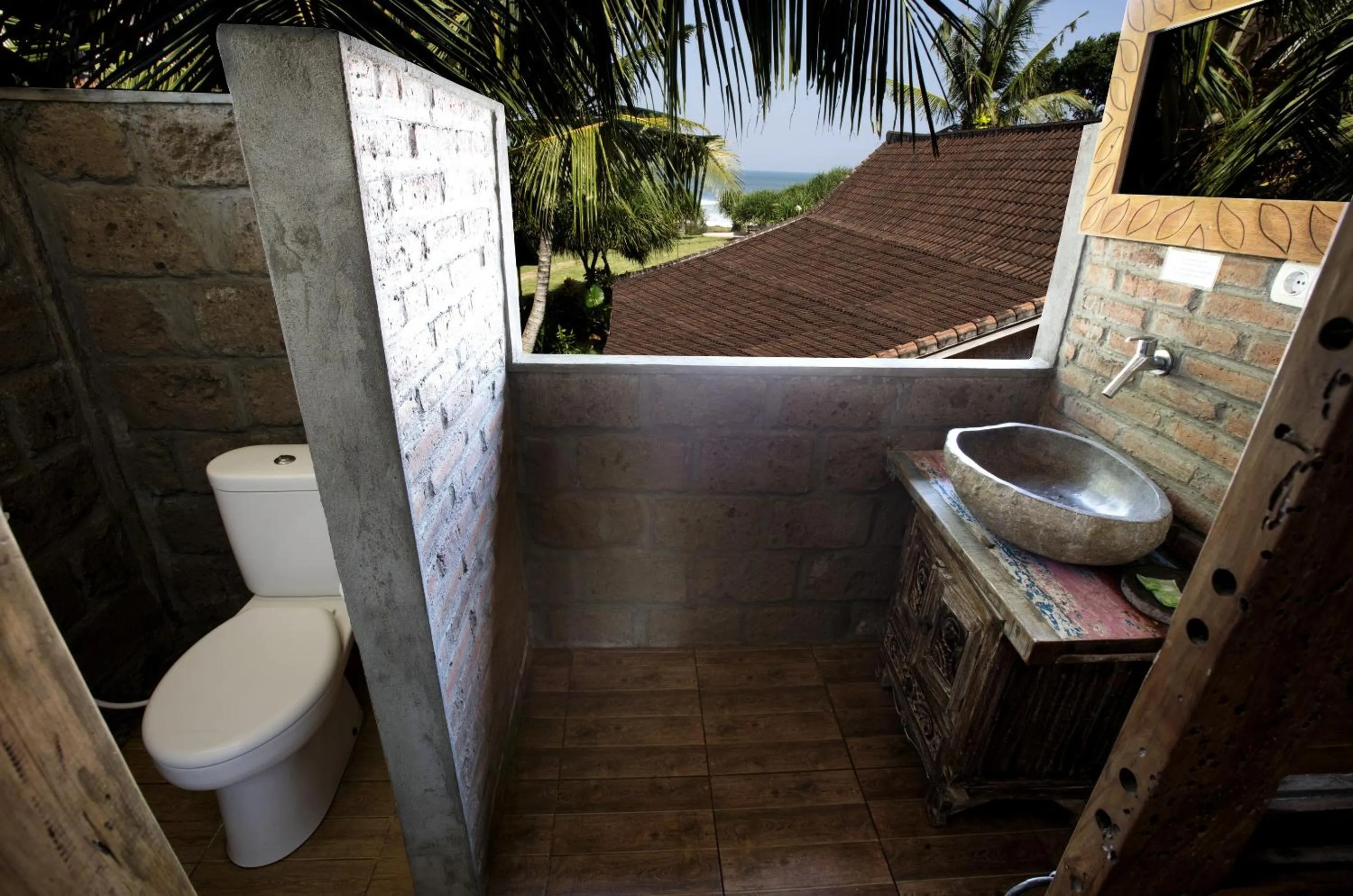 Toilet in Pondok Pitaya Balian Hotel