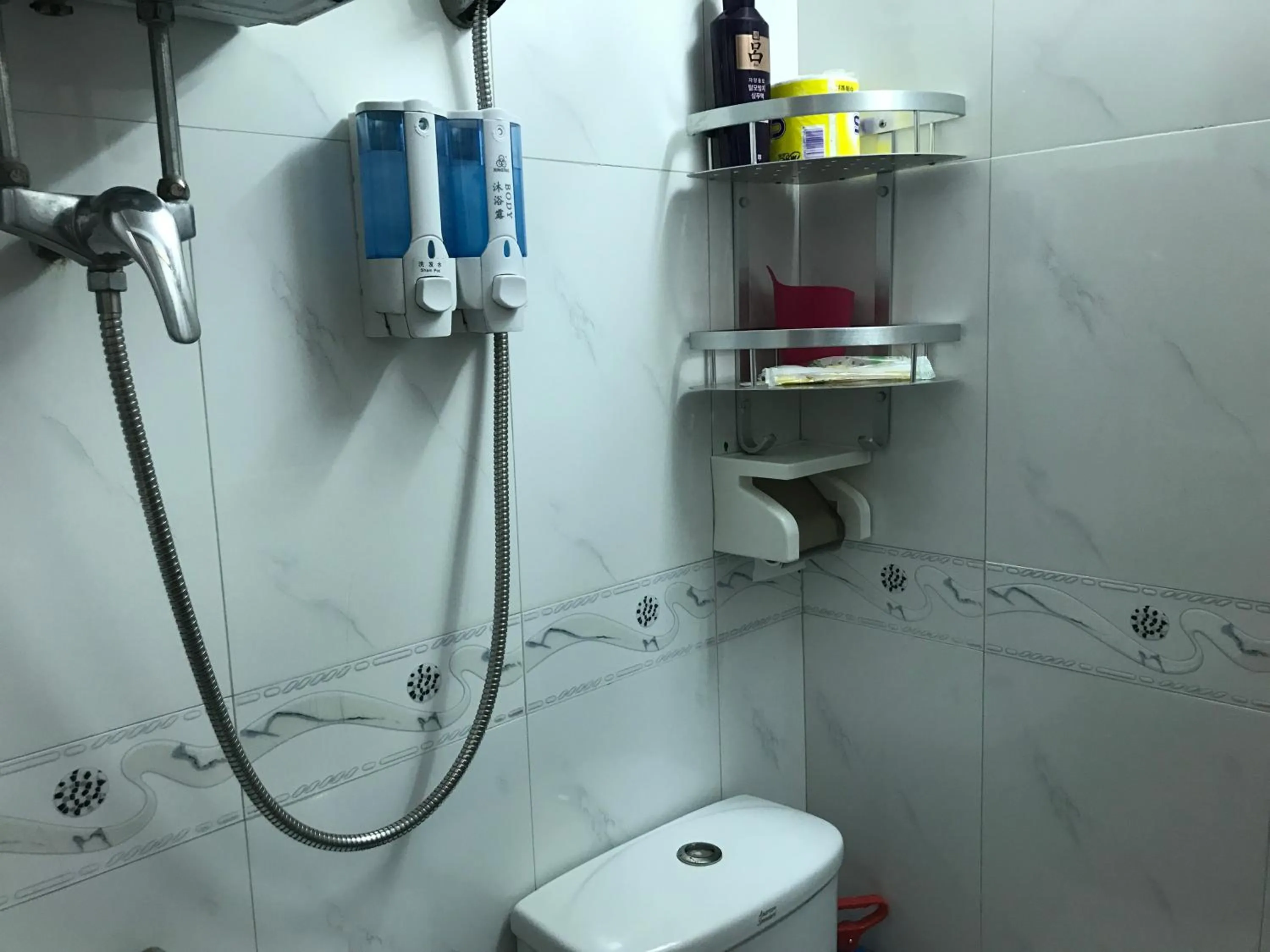 Bathroom in Beverly Guest House