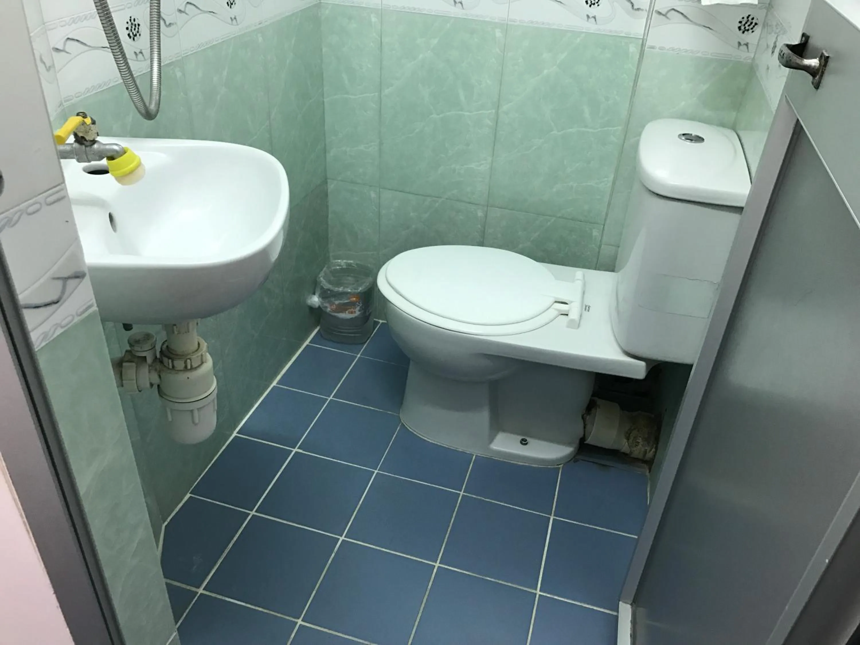 Bathroom in Beverly Guest House