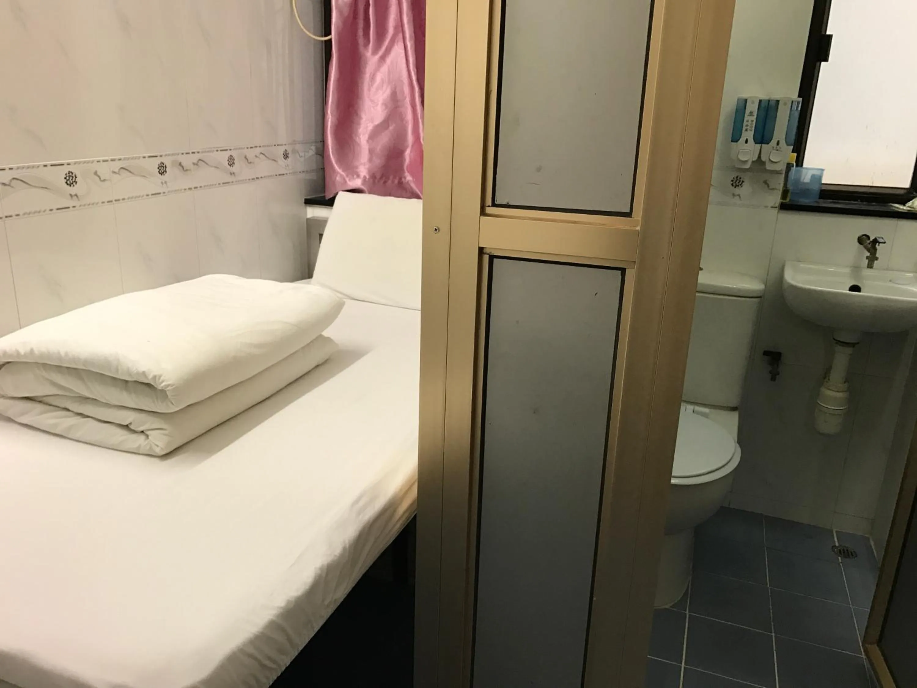 Photo of the whole room, Bed in Beverly Guest House