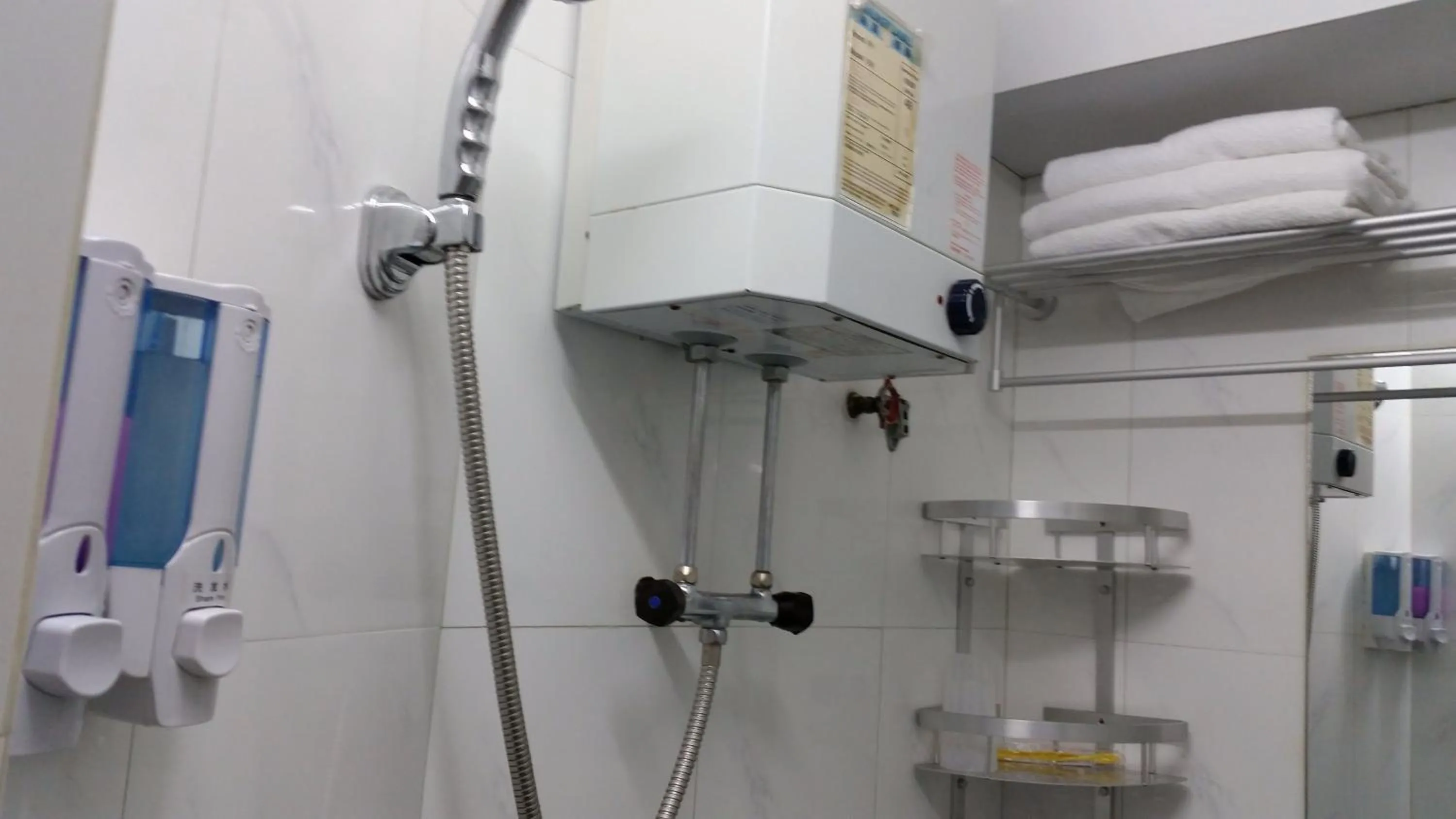 Bathroom in Beverly Guest House