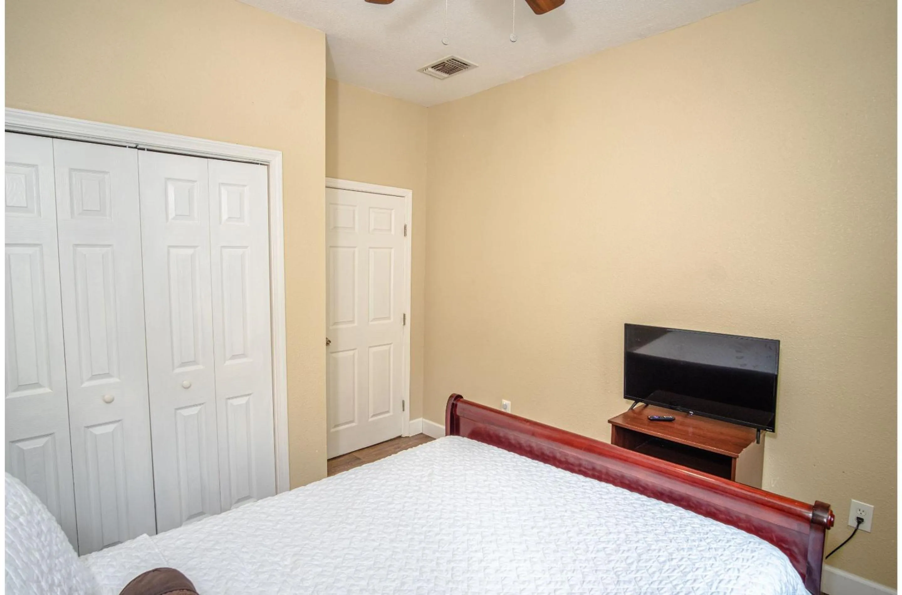 Bed in Florida St Nice Remodeled 3BR/2BA Near Downtown