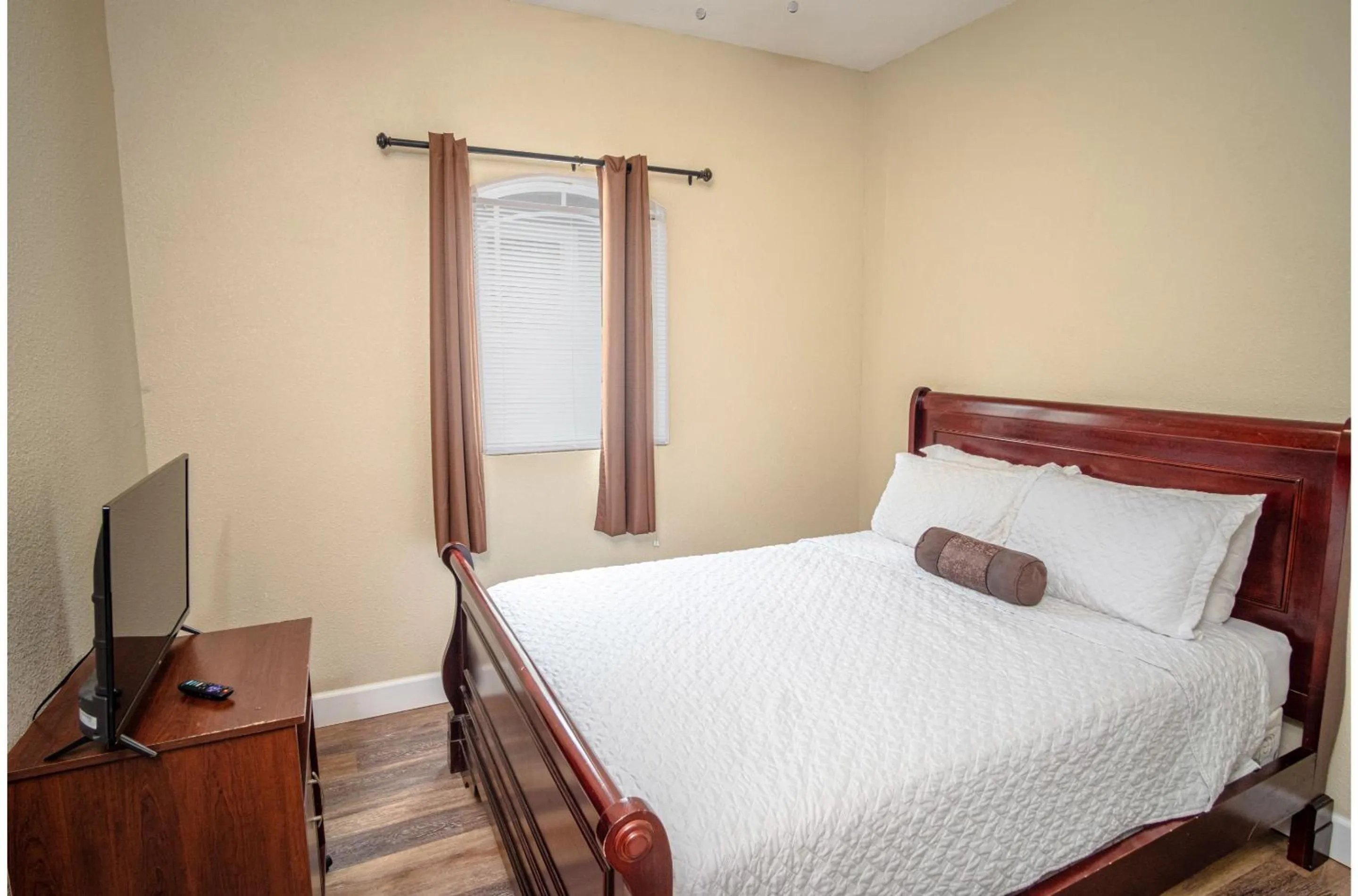 Bed in Florida St Nice Remodeled 3BR/2BA Near Downtown