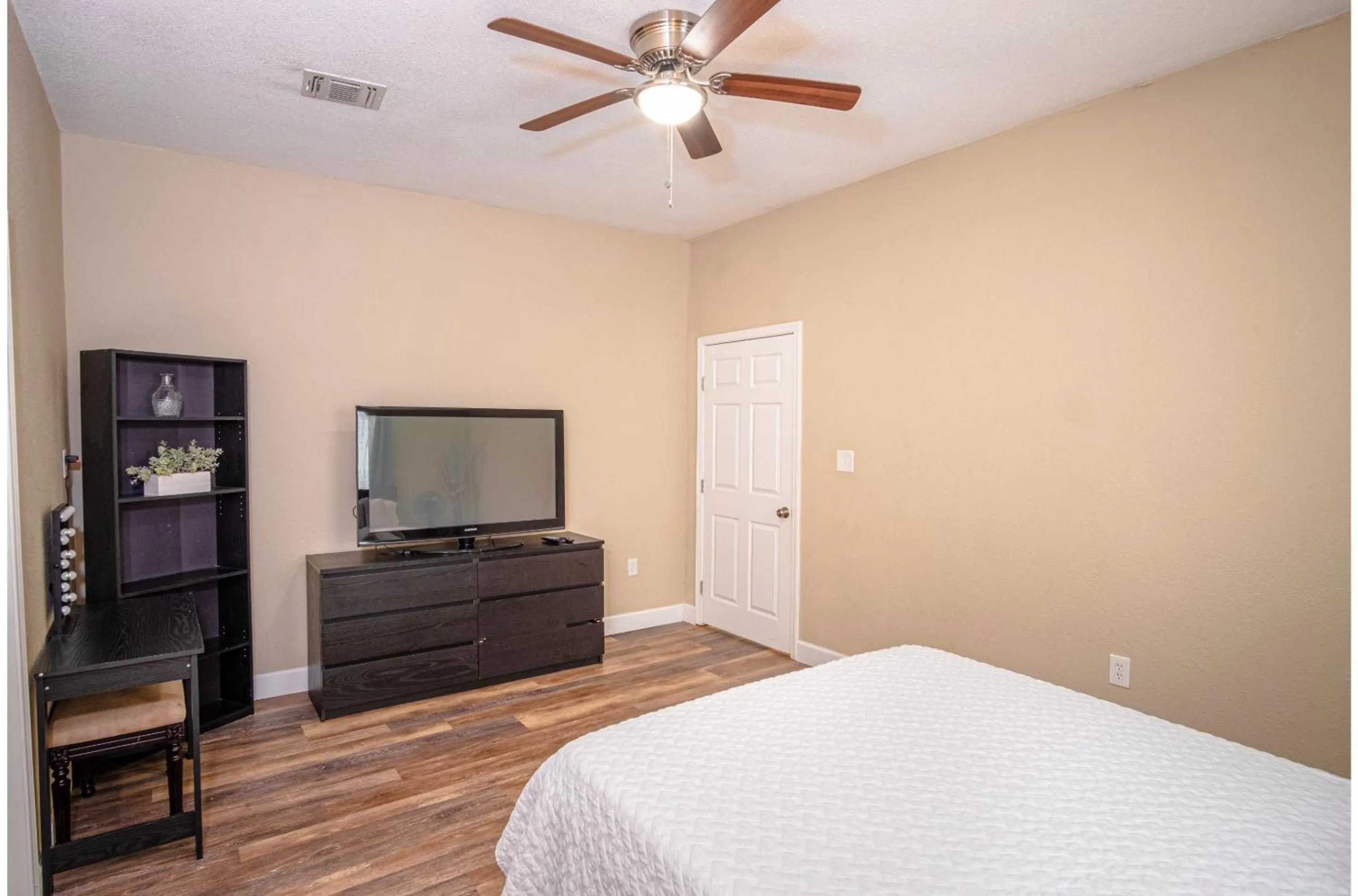 Bed in Florida St Nice Remodeled 3BR/2BA Near Downtown