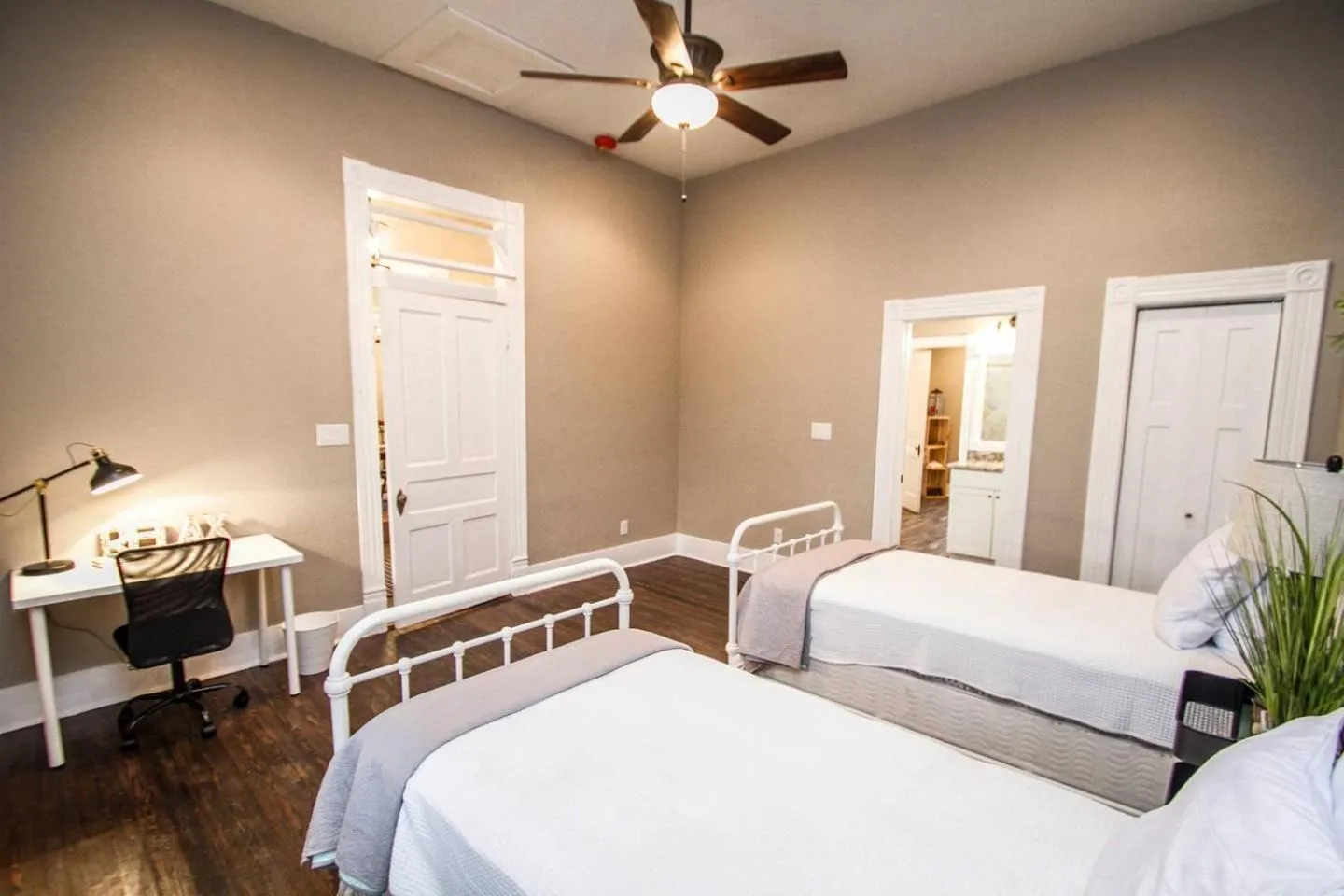 Bed in Wyoming St Restored Historic 2BR/1BA Downtown