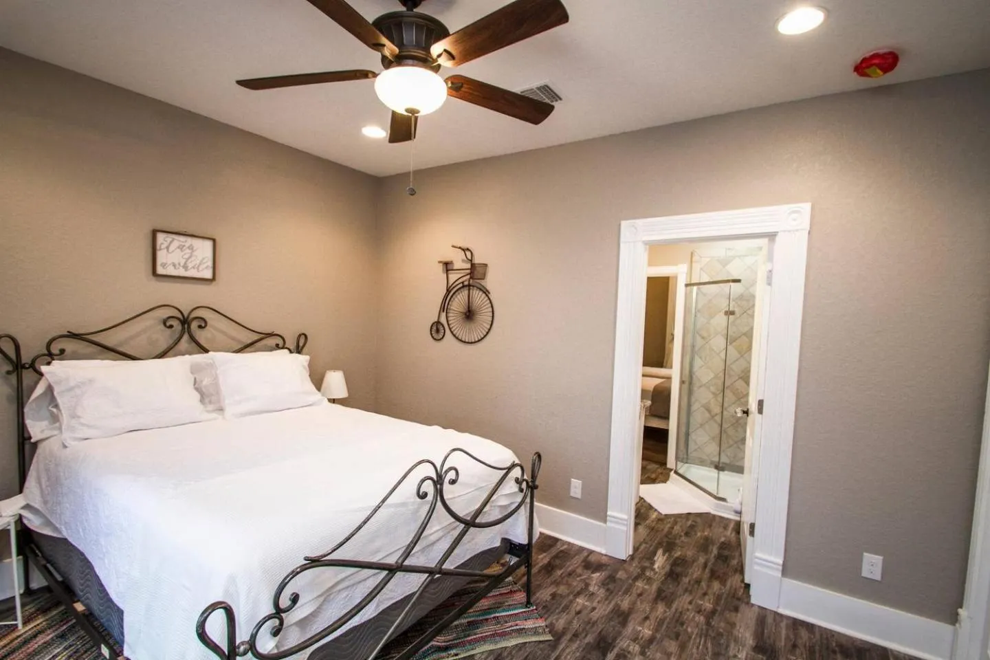 Bed in Wyoming St Restored Historic 2BR/1BA Downtown