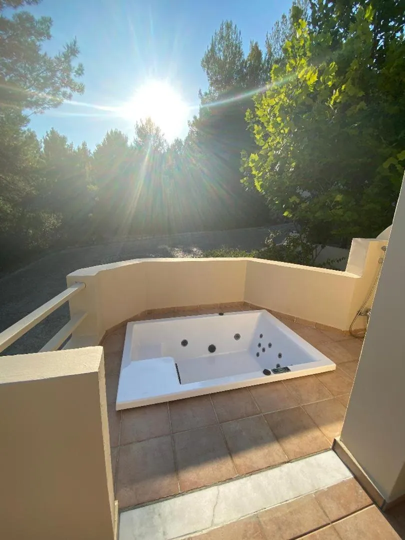 Hot Tub in Alonissos Beach Bungalows And Suites Hotel