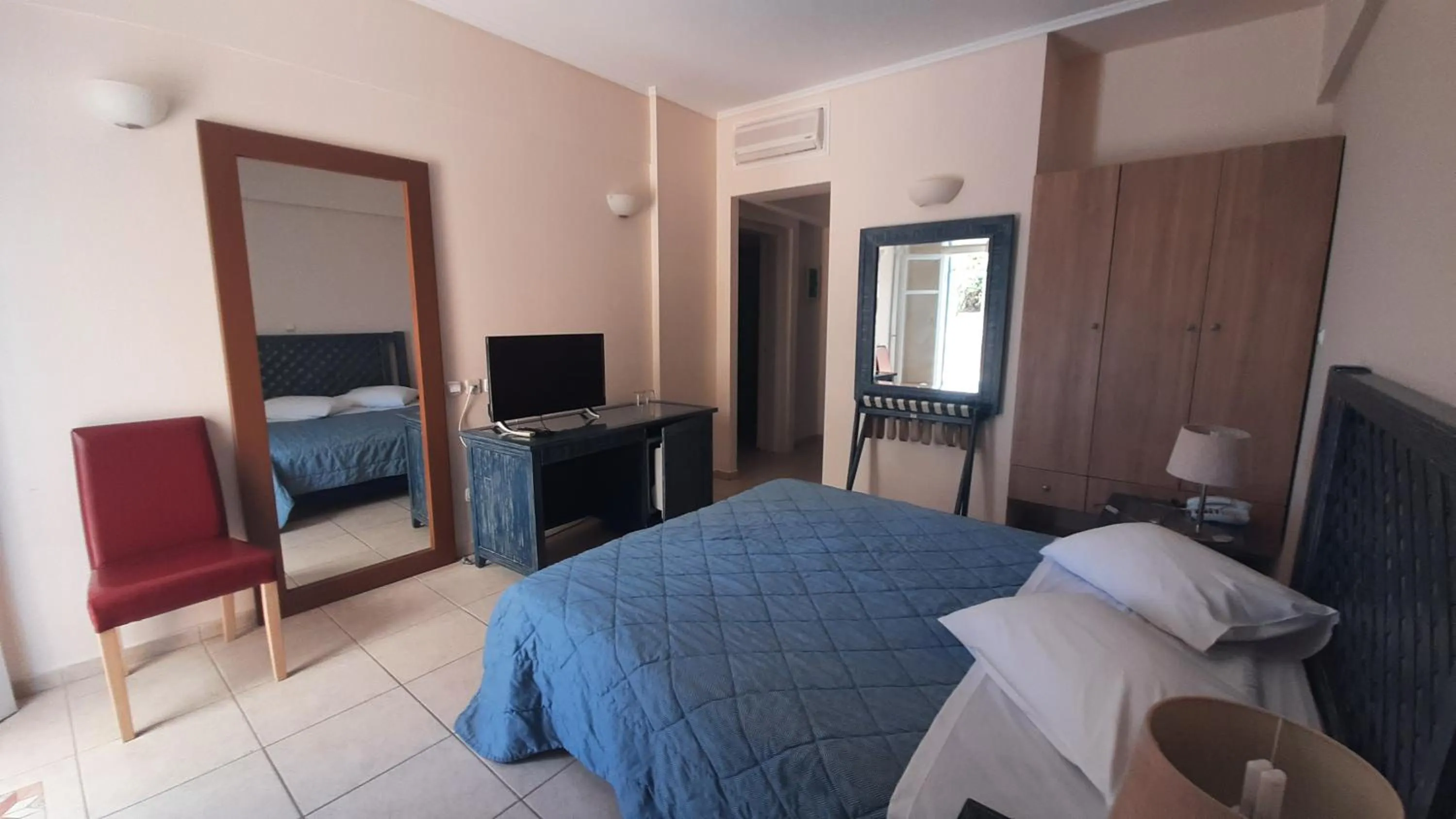 Bathroom, Bed in Alonissos Beach Bungalows And Suites Hotel