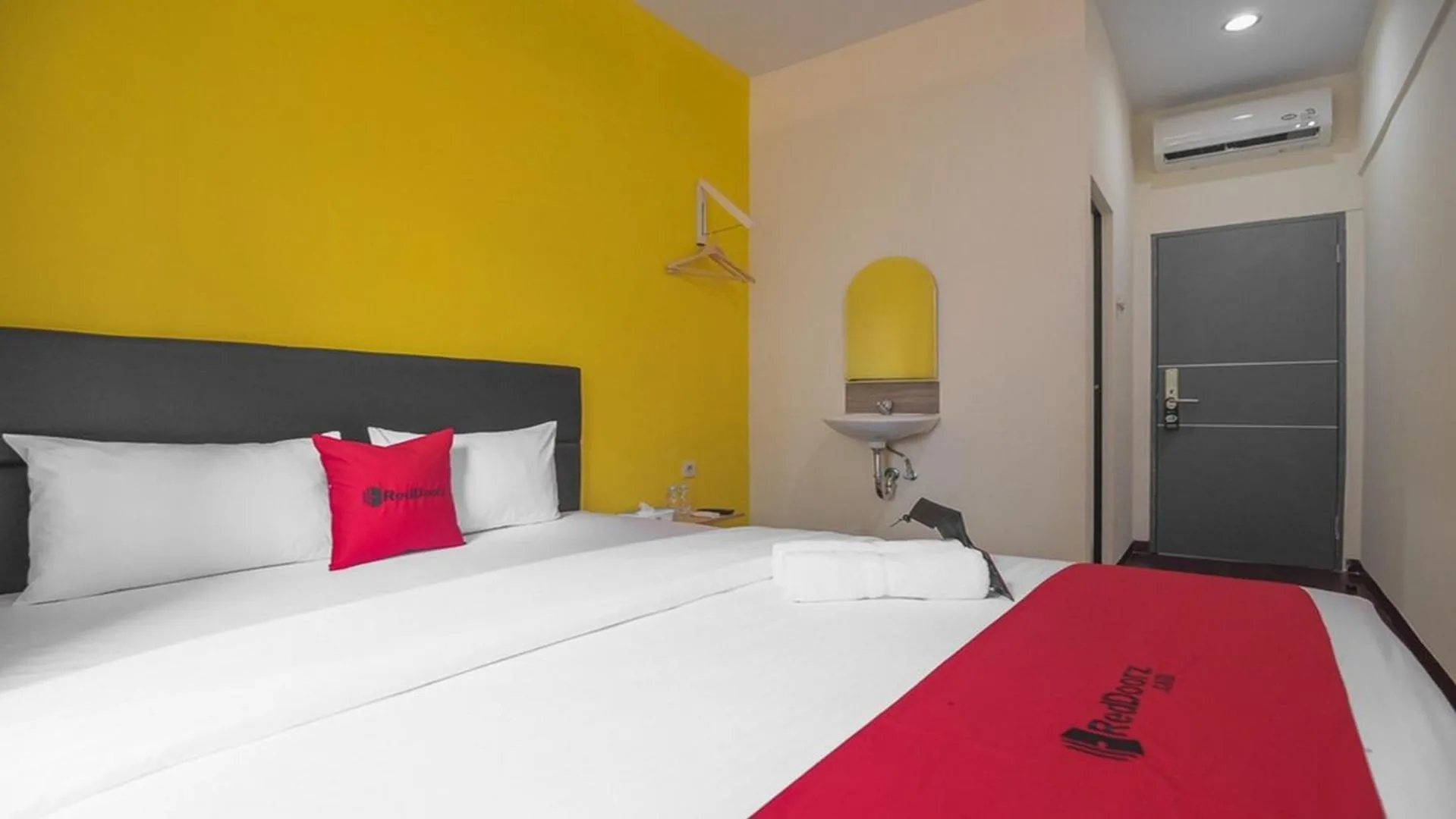 Bedroom, Bed in RedDoorz near ITC Mangga Dua