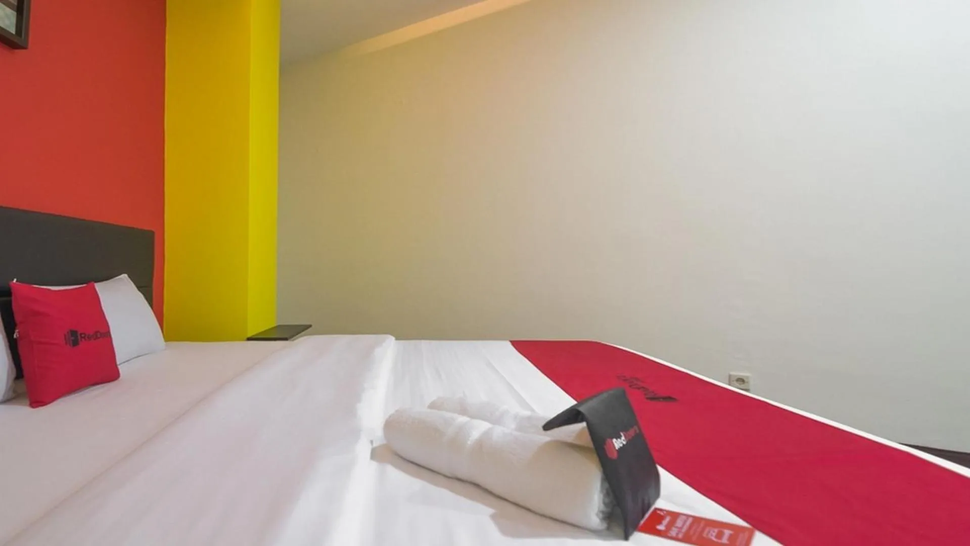 Bedroom, Bed in RedDoorz near ITC Mangga Dua