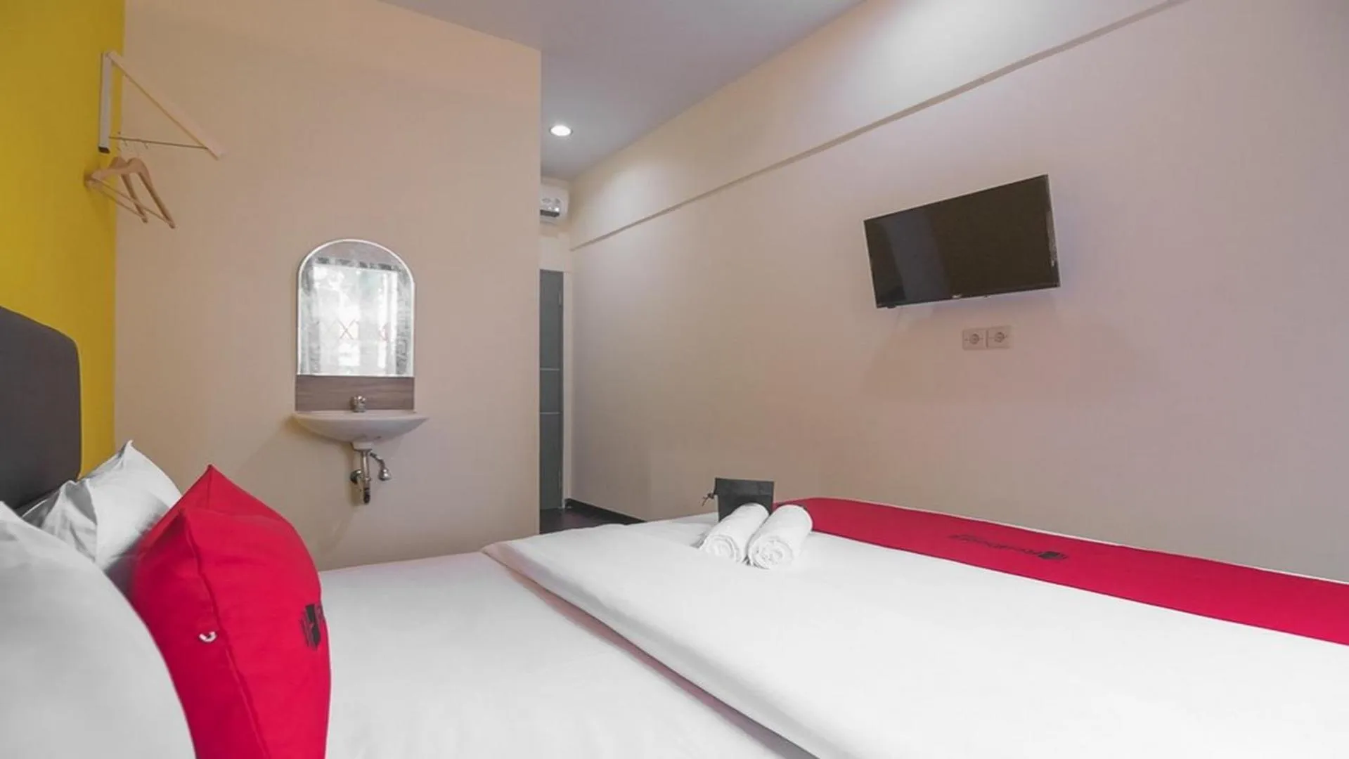 Bedroom, Bed in RedDoorz near ITC Mangga Dua