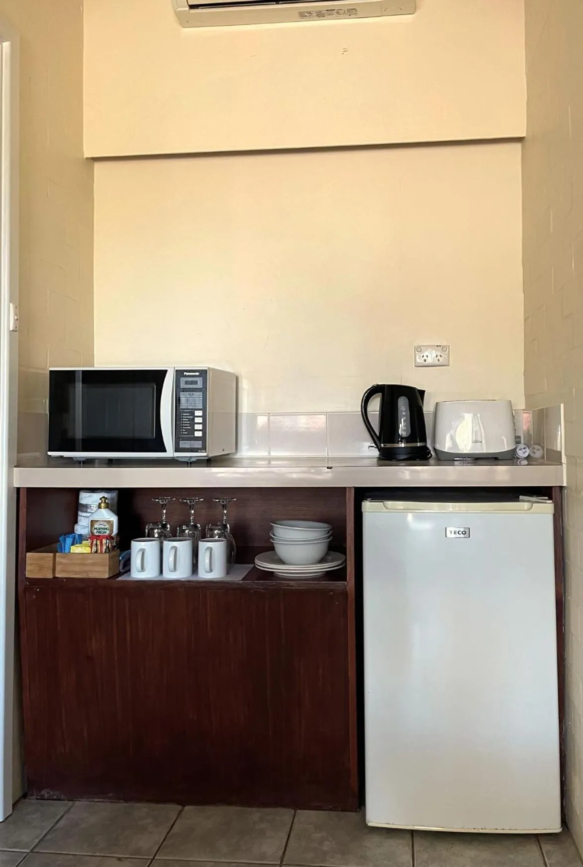 Kitchen or kitchenette in Bayview Motel
