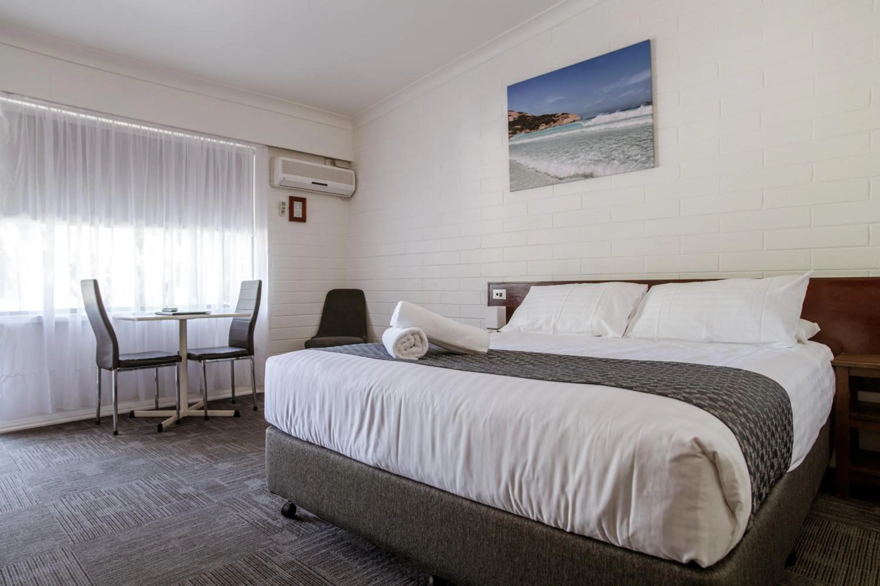 Bed in Bayview Motel