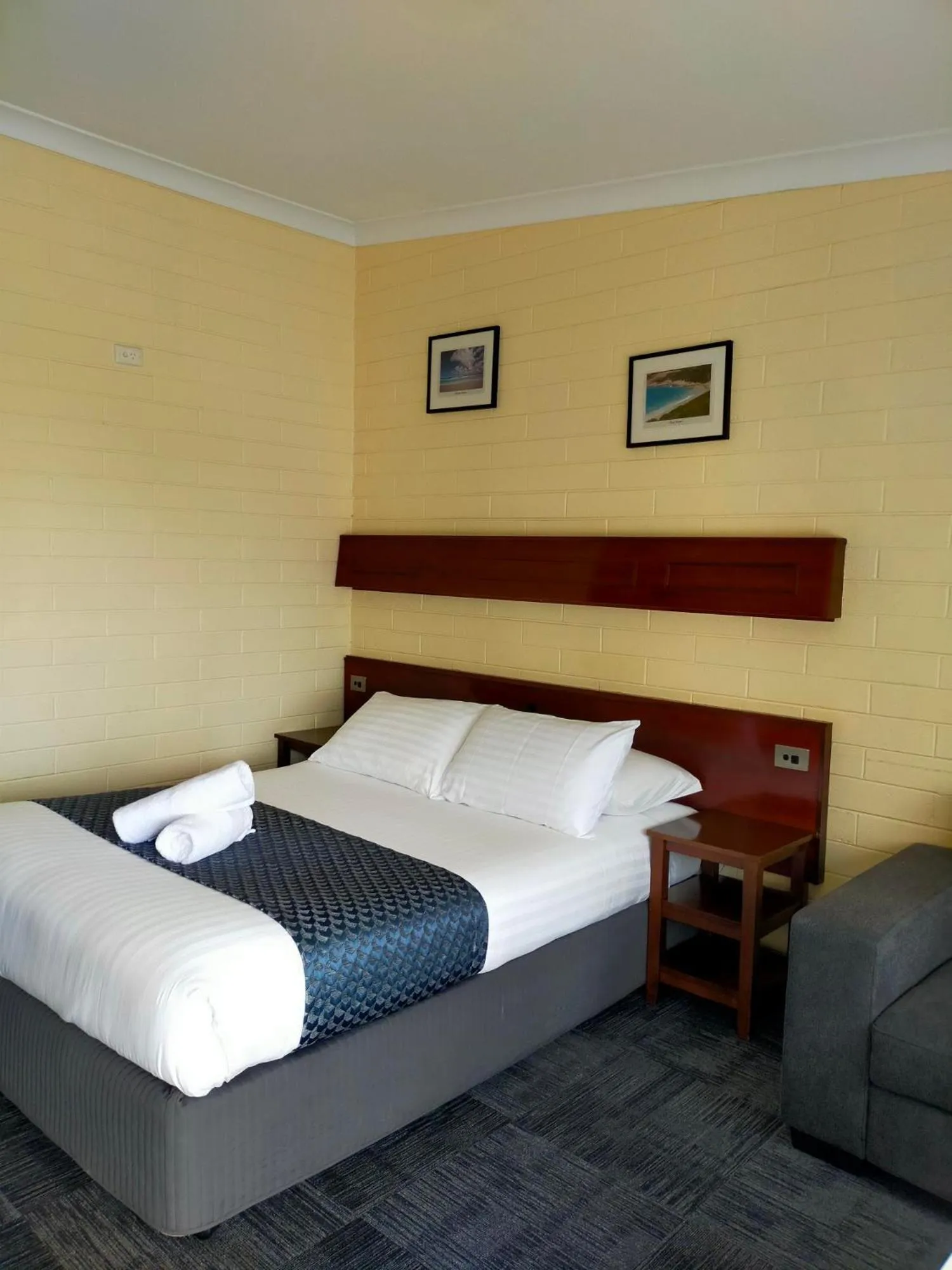 Bed in Bayview Motel