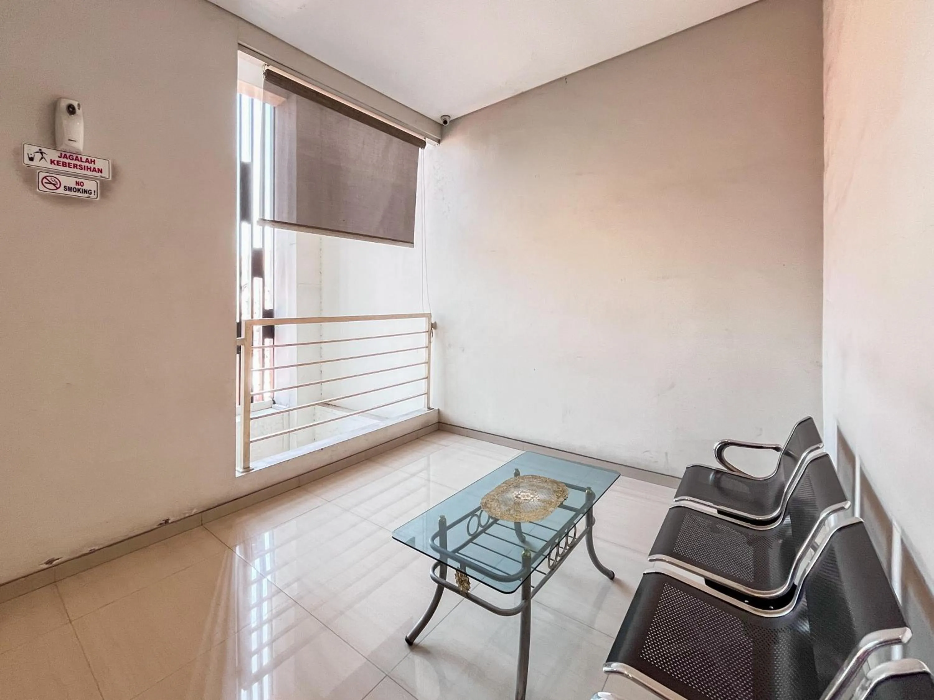 Seating area in Urbanview Hotel Syariah Graha 8 Bubutan Surabaya