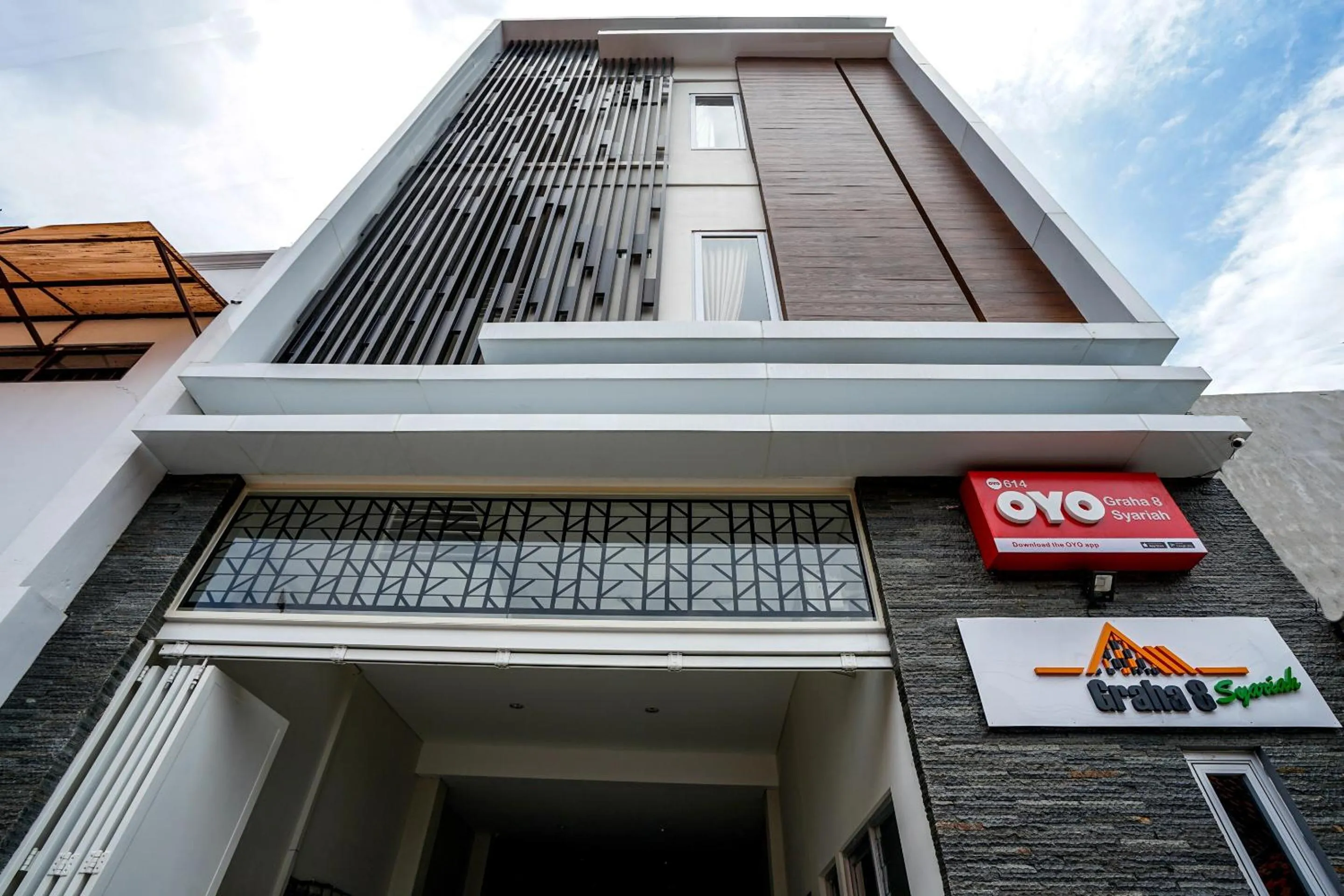 Facade/entrance in Super OYO Capital O 614 Graha 8 Syariah