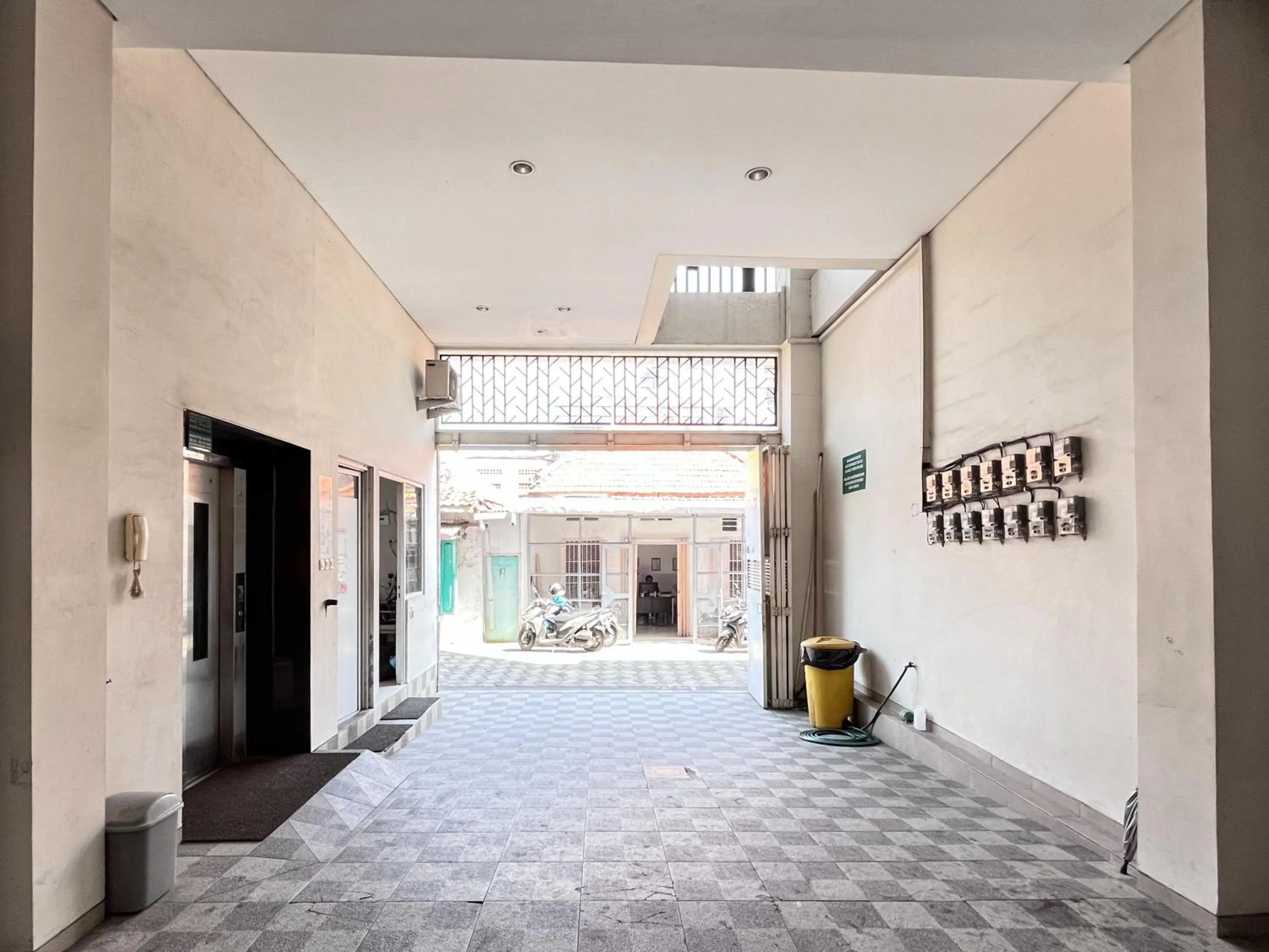 Parking in Urbanview Hotel Syariah Graha 8 Bubutan Surabaya