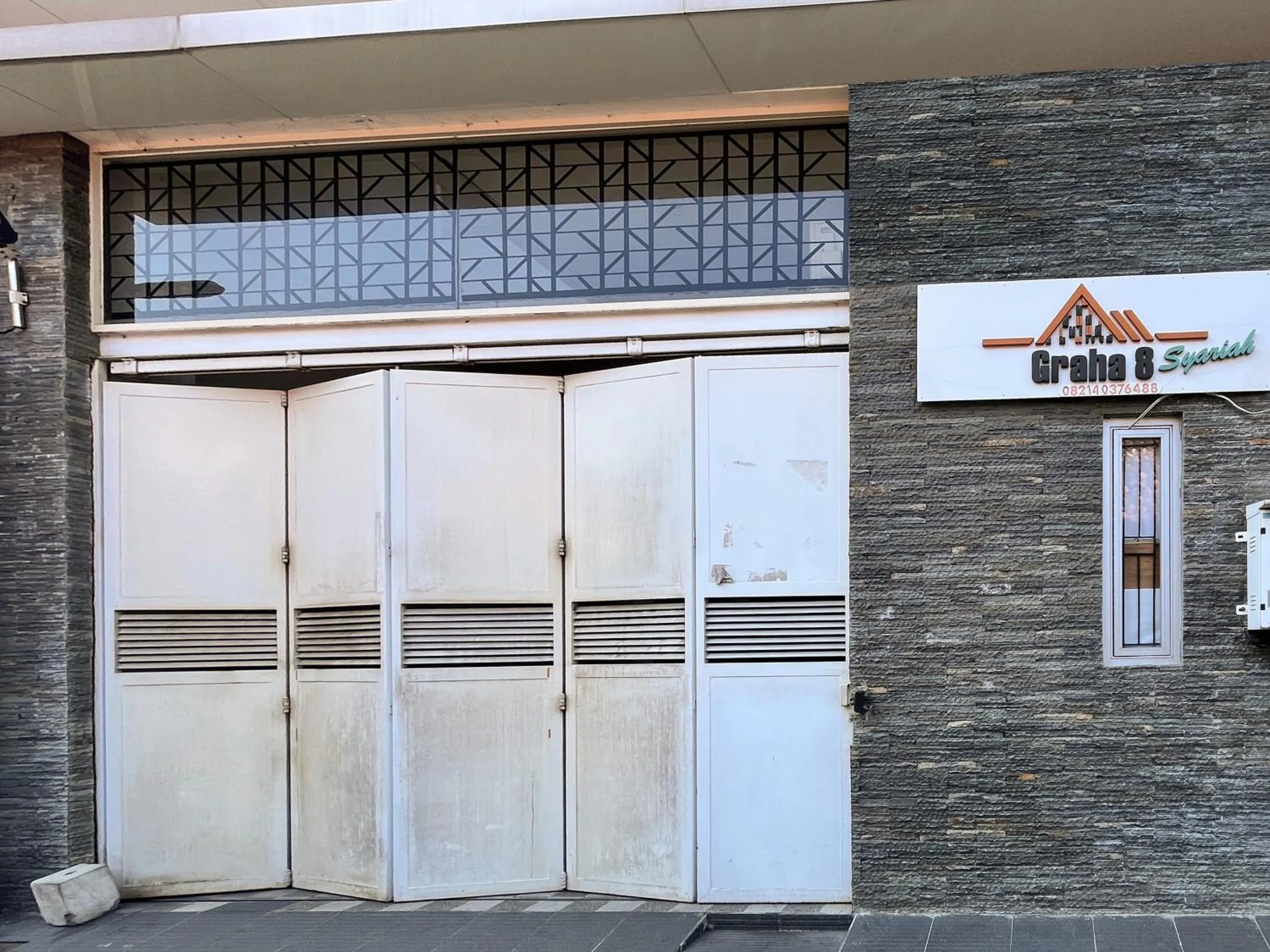 Facade/entrance in Urbanview Hotel Syariah Graha 8 Bubutan Surabaya