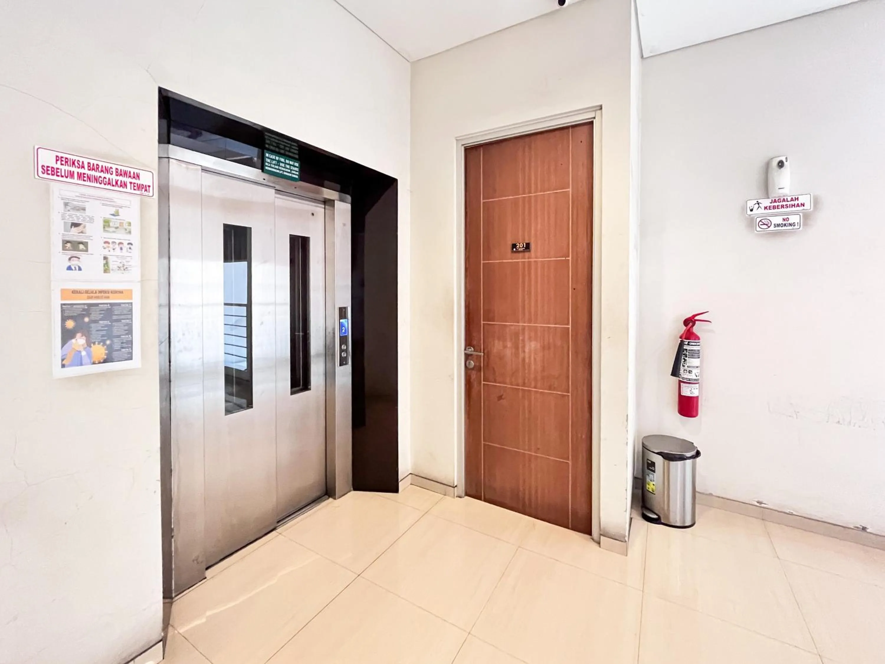 Property building in Urbanview Hotel Syariah Graha 8 Bubutan Surabaya