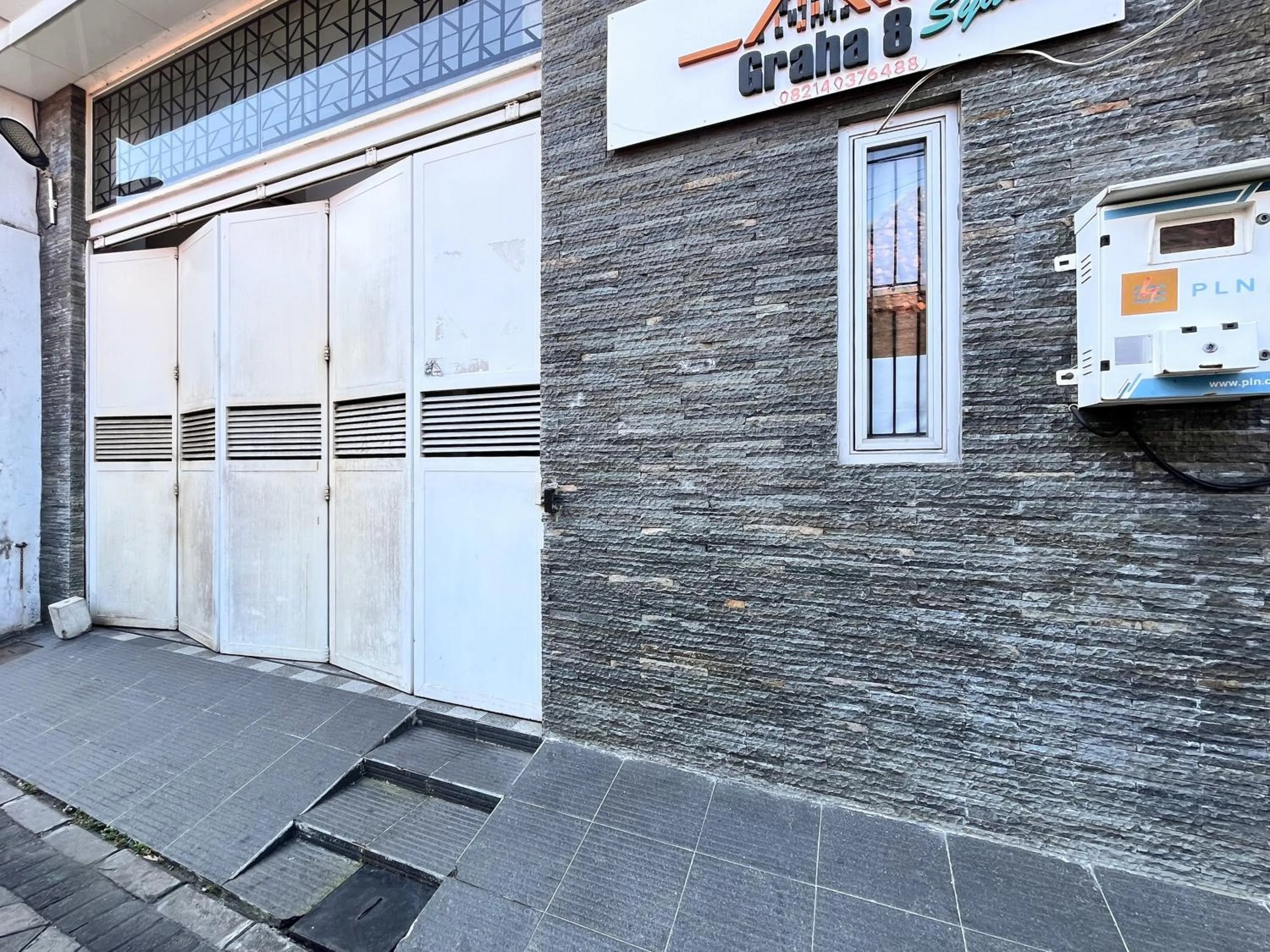 Facade/entrance in Urbanview Hotel Syariah Graha 8 Bubutan Surabaya