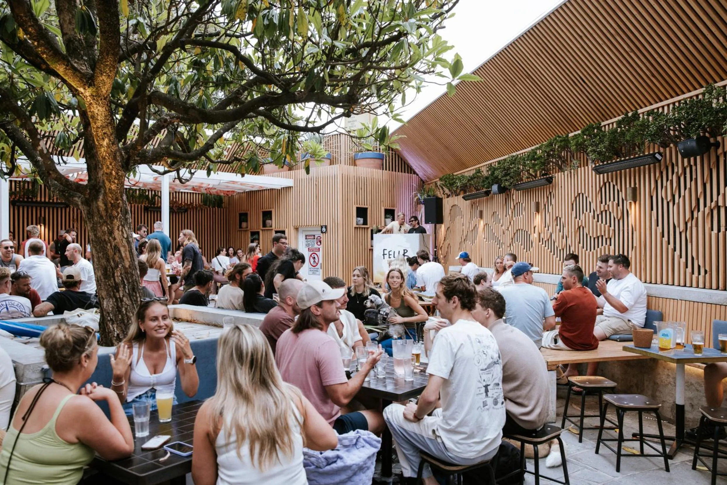 Restaurant/places to eat in Barrys Beach Road Hotel