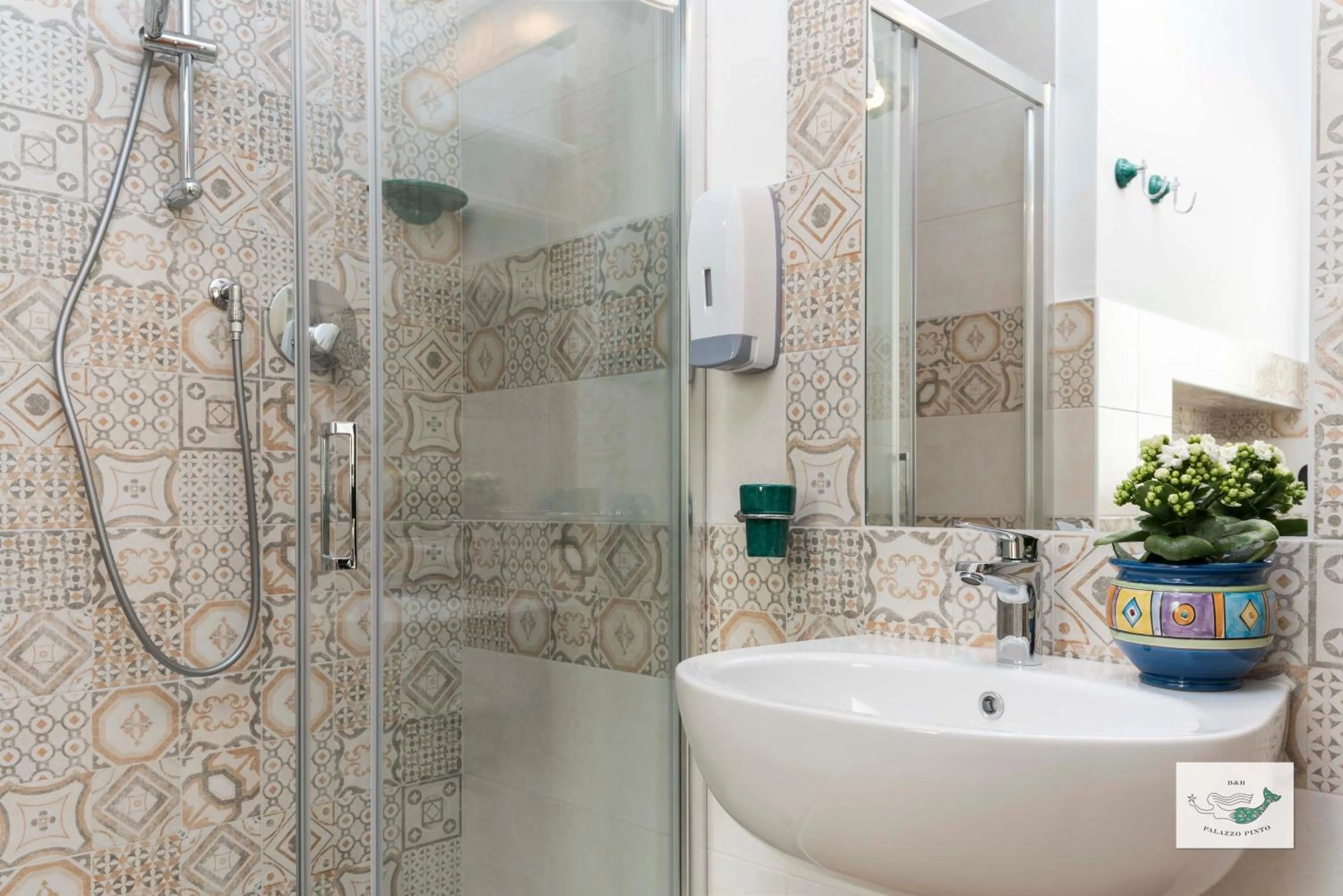 Shower in B&B Palazzo Pinto 2