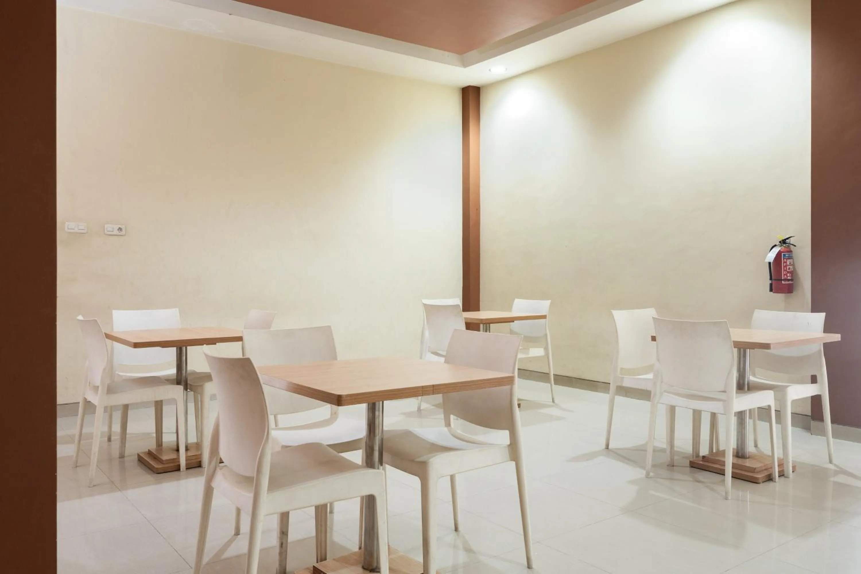 Seating area in RedDoorz near Islamic Center Samarinda