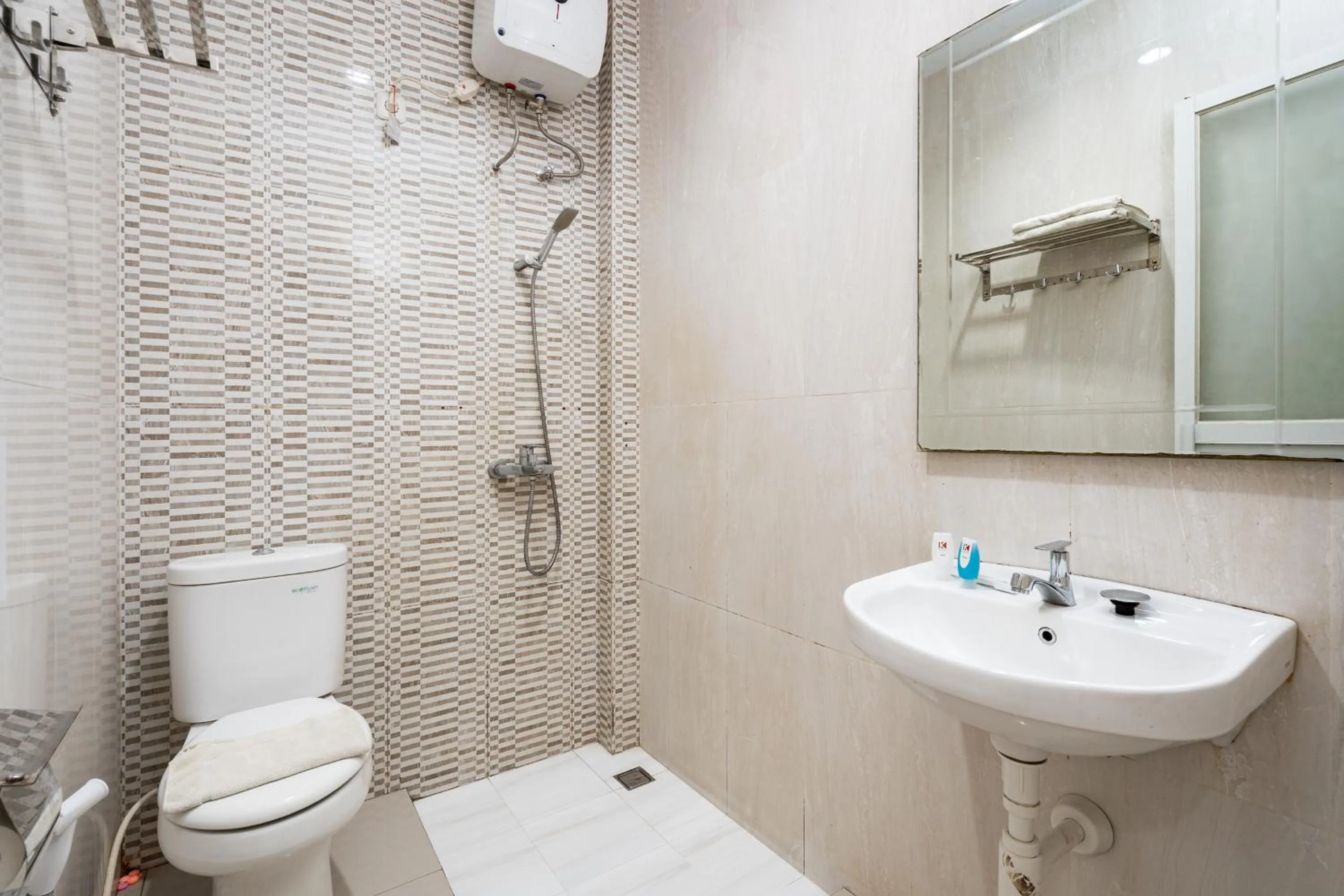 Bathroom in RedDoorz near Islamic Center Samarinda