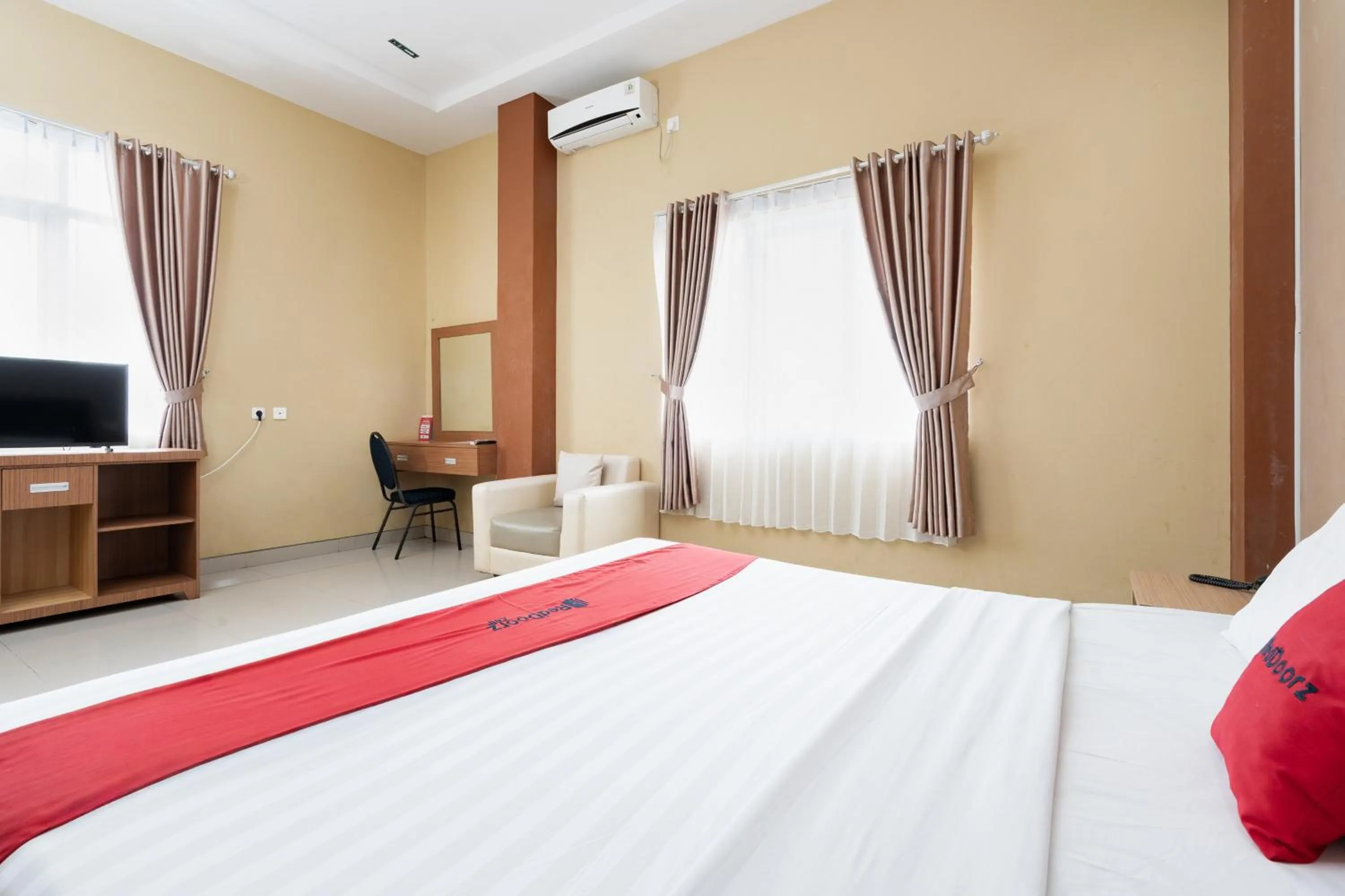 Bedroom, Bed in RedDoorz near Islamic Center Samarinda